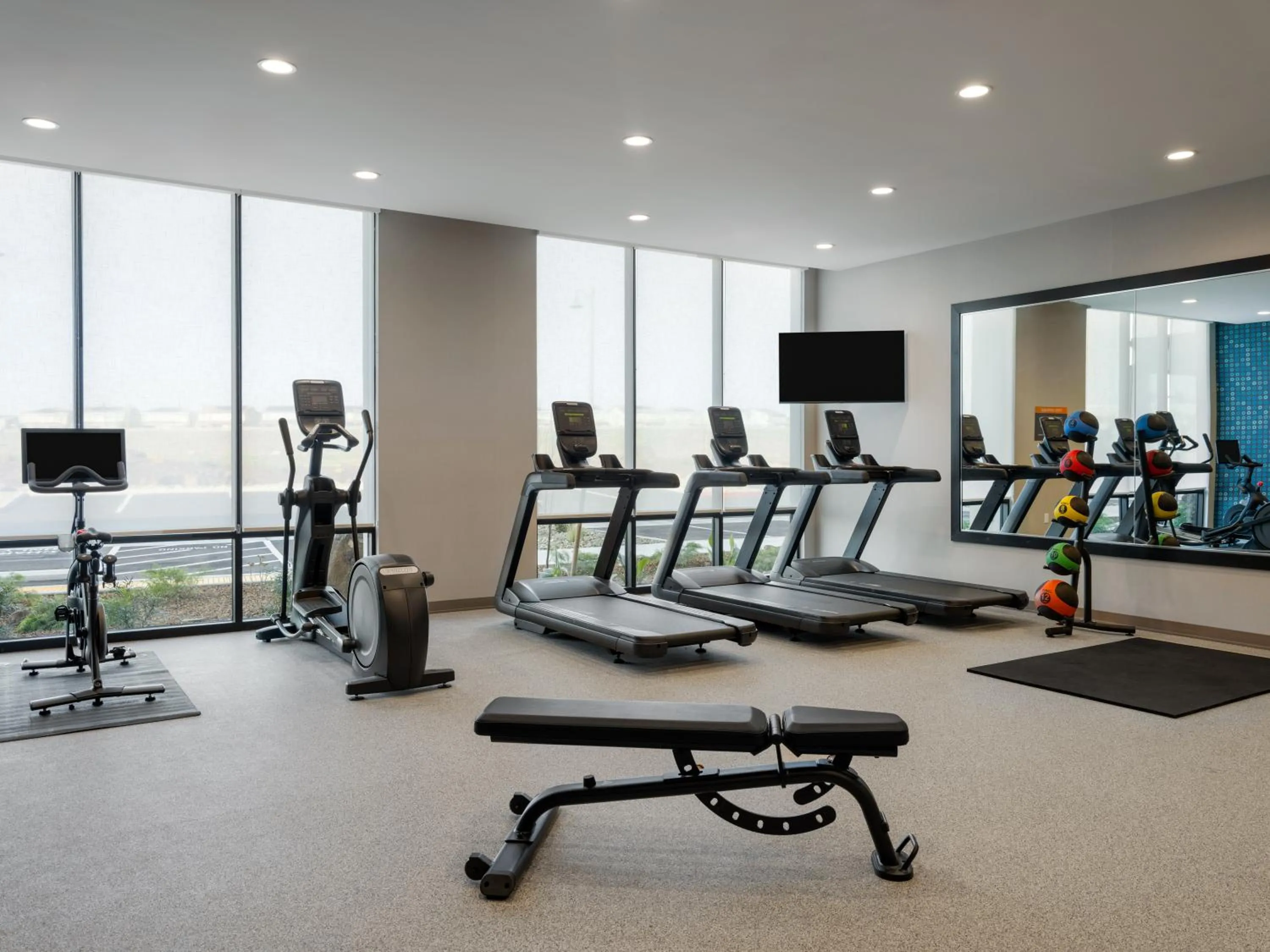 Fitness centre/facilities in La Quinta Inn and Suites by Wyndham Lincoln