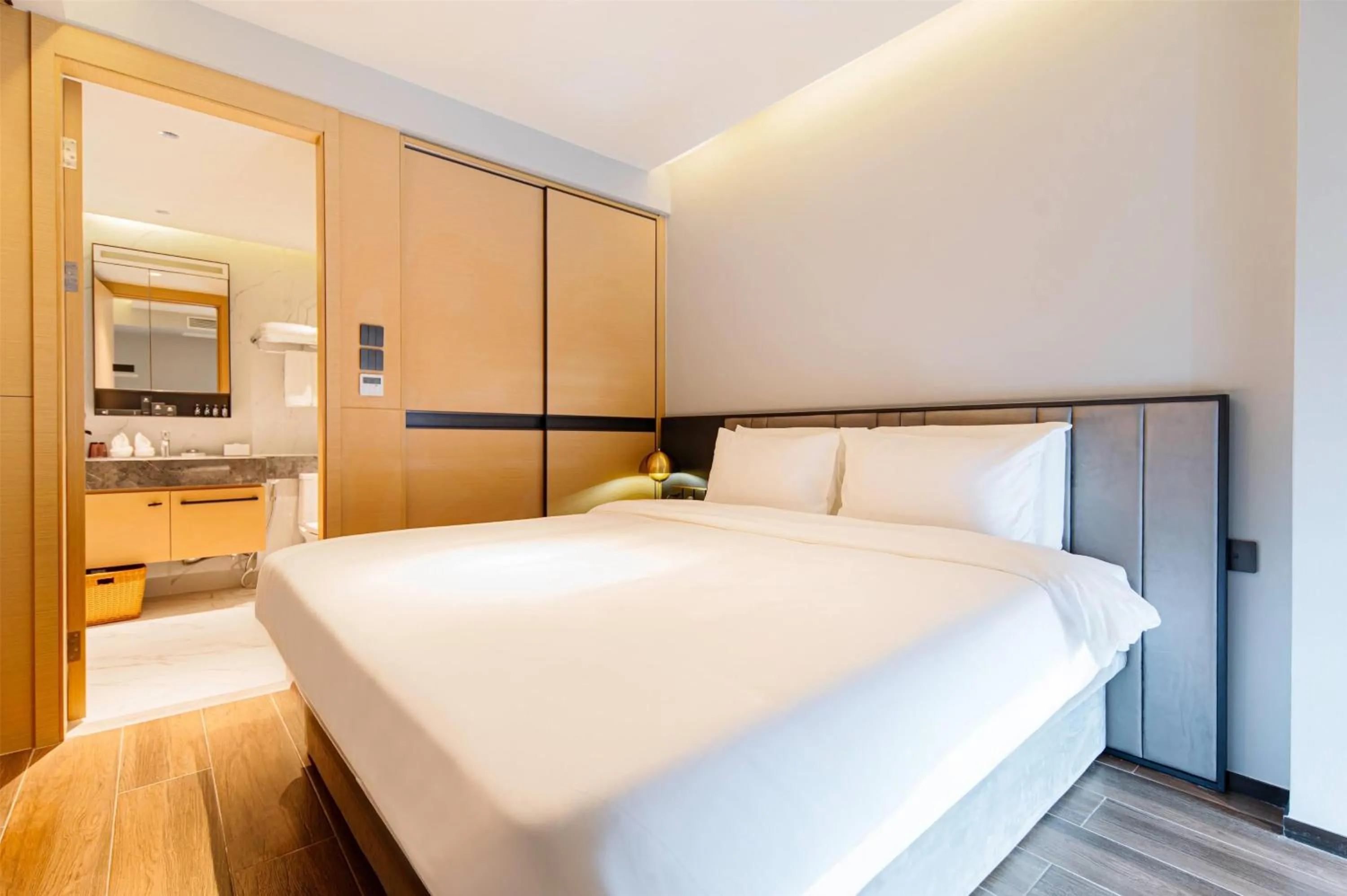 Photo of the whole room, Bed in Beverly Mountain Bay, Trademark Collection by Wyndham