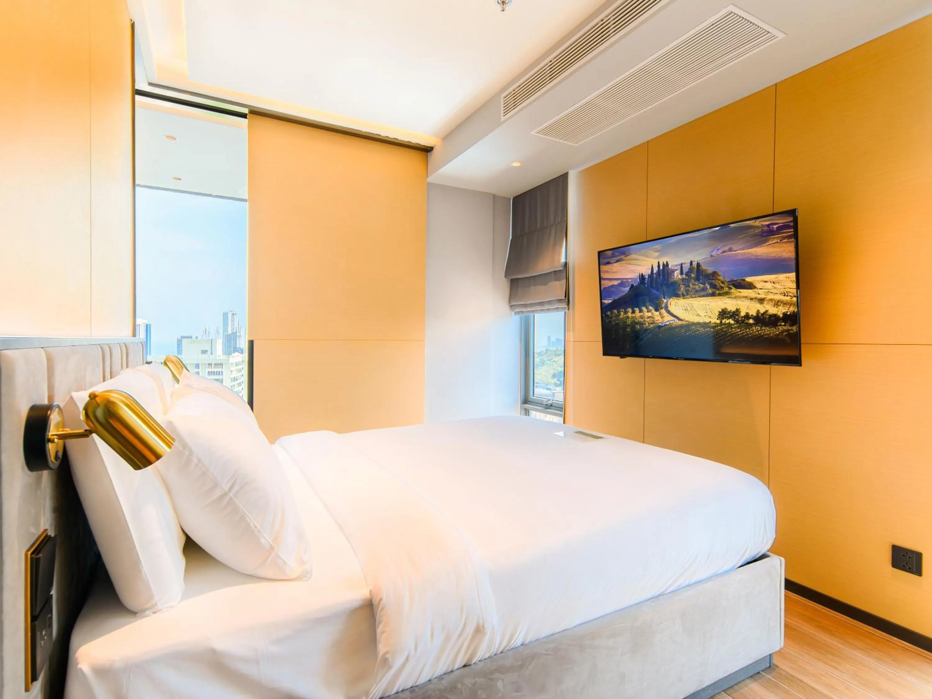 TV and multimedia, Bed in Beverly Mountain Bay, Trademark Collection by Wyndham