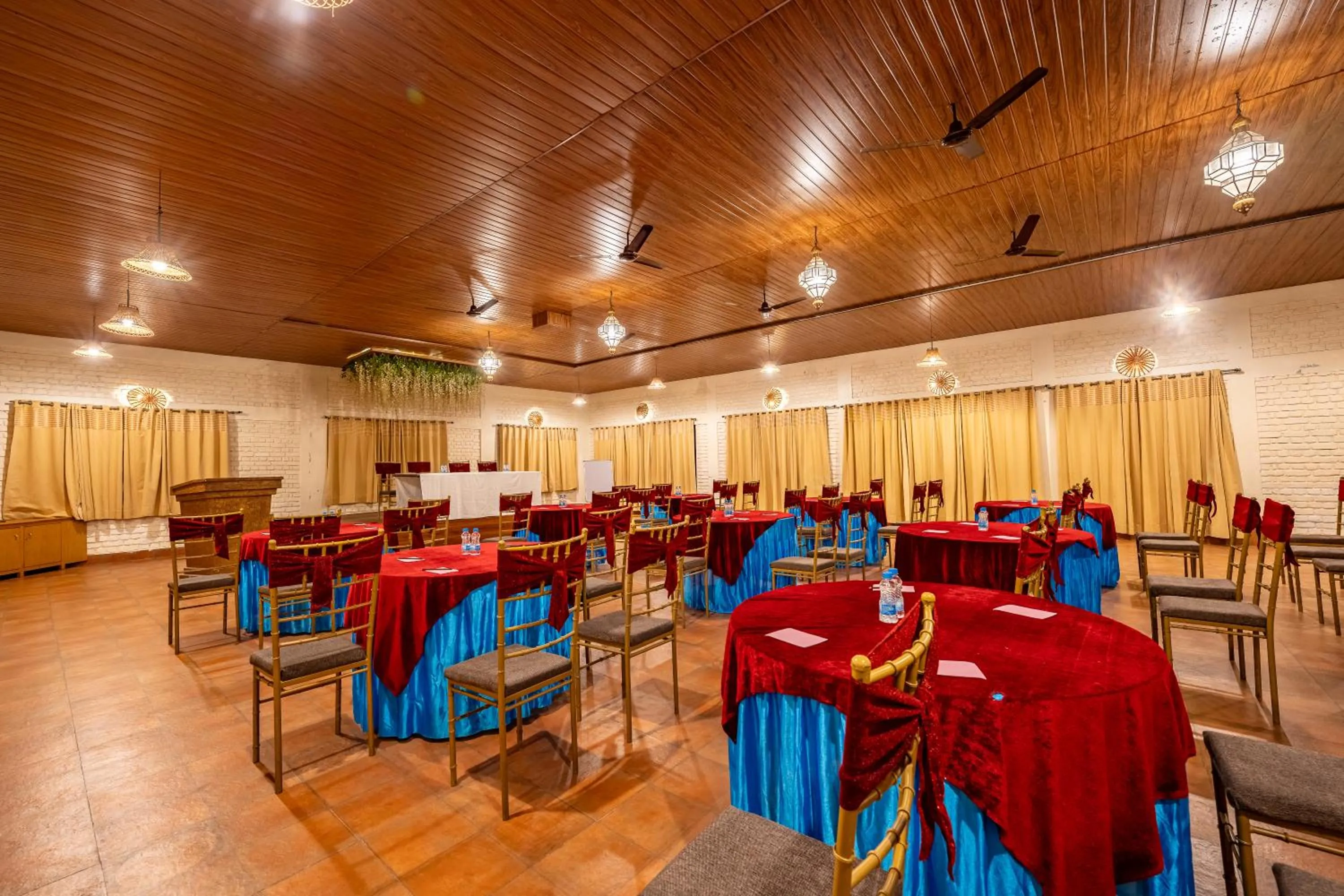 Restaurant/places to eat in Aamari Resort