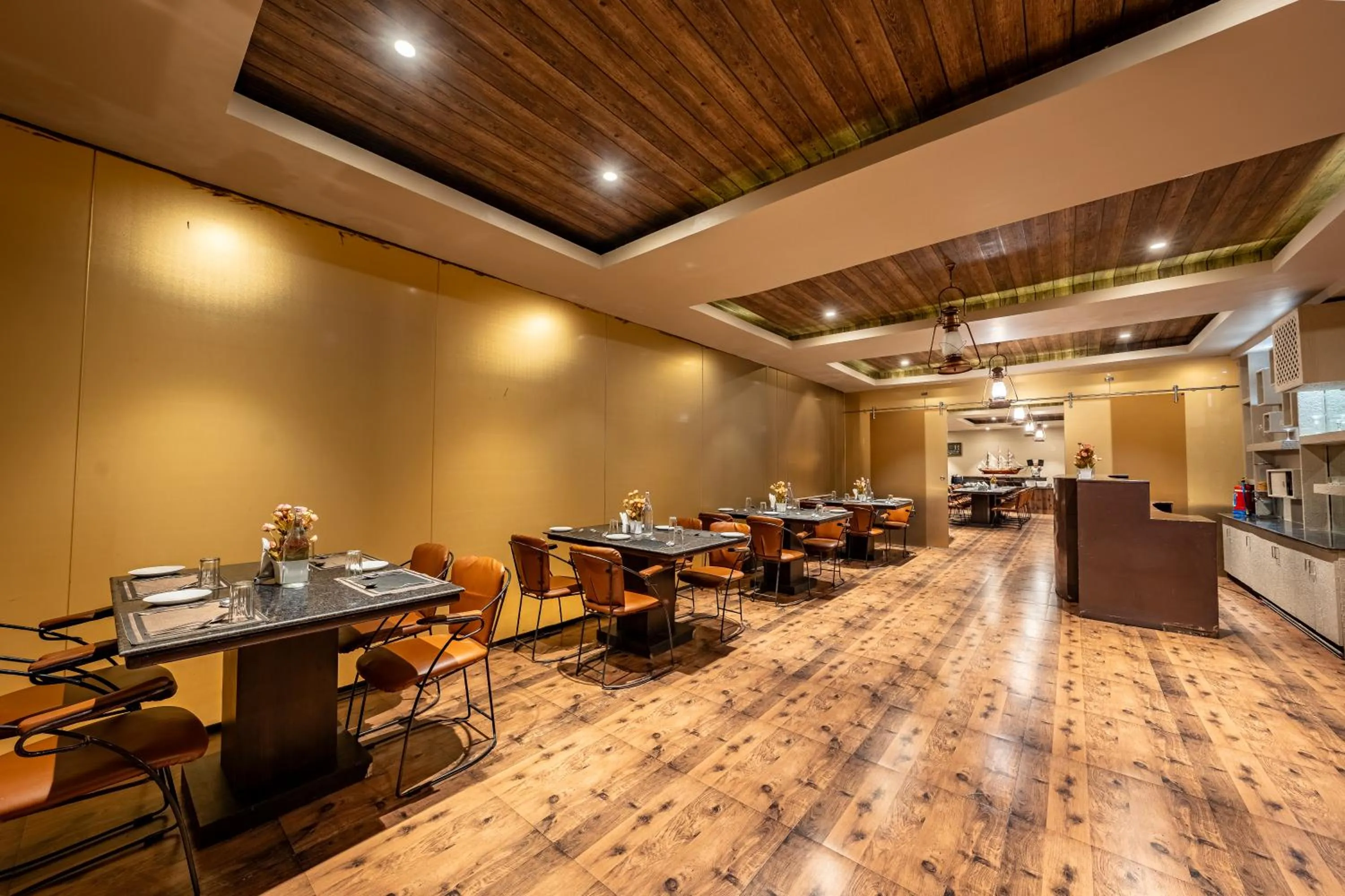 Restaurant/places to eat in Aamari Resort