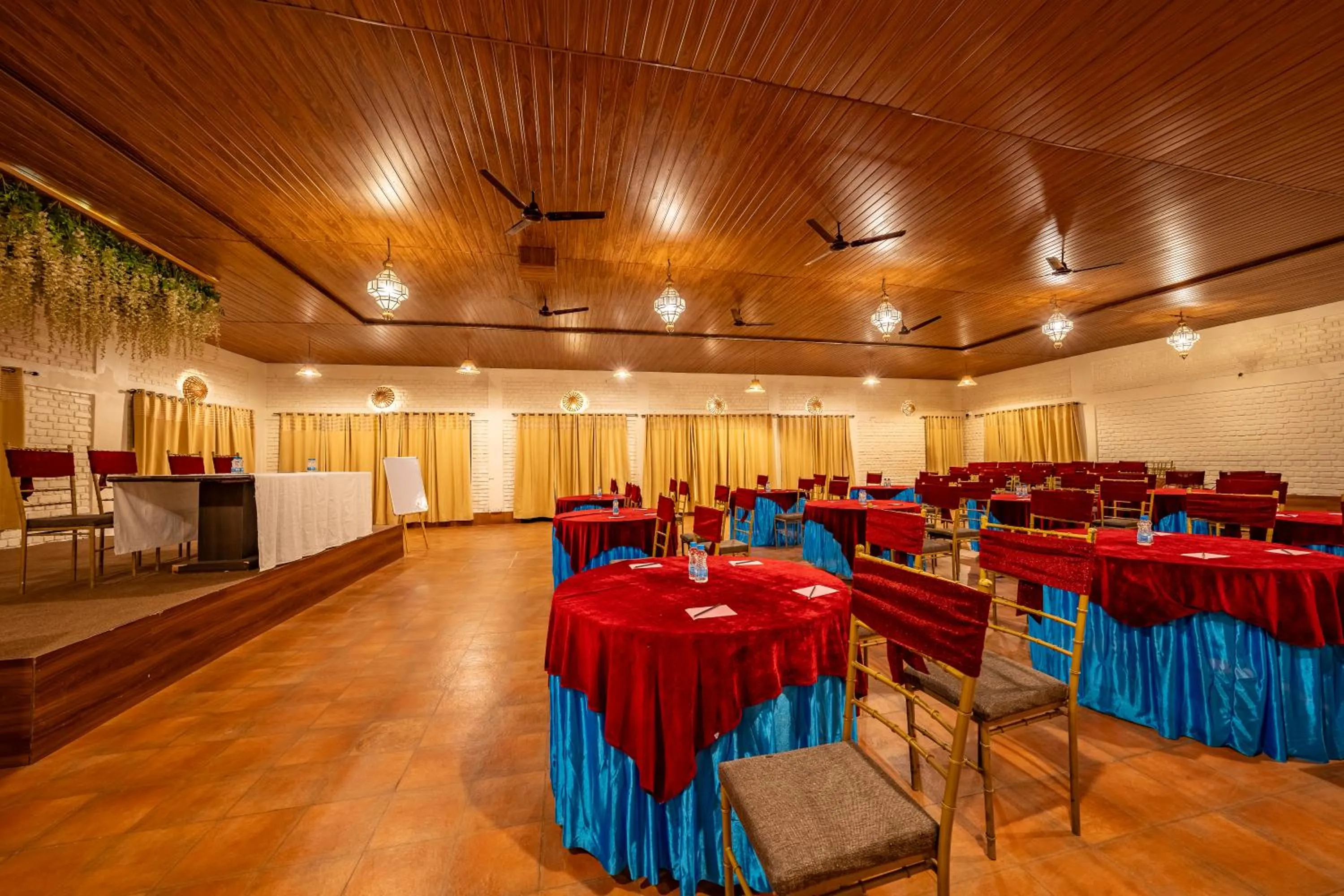 Restaurant/places to eat in Aamari Resort