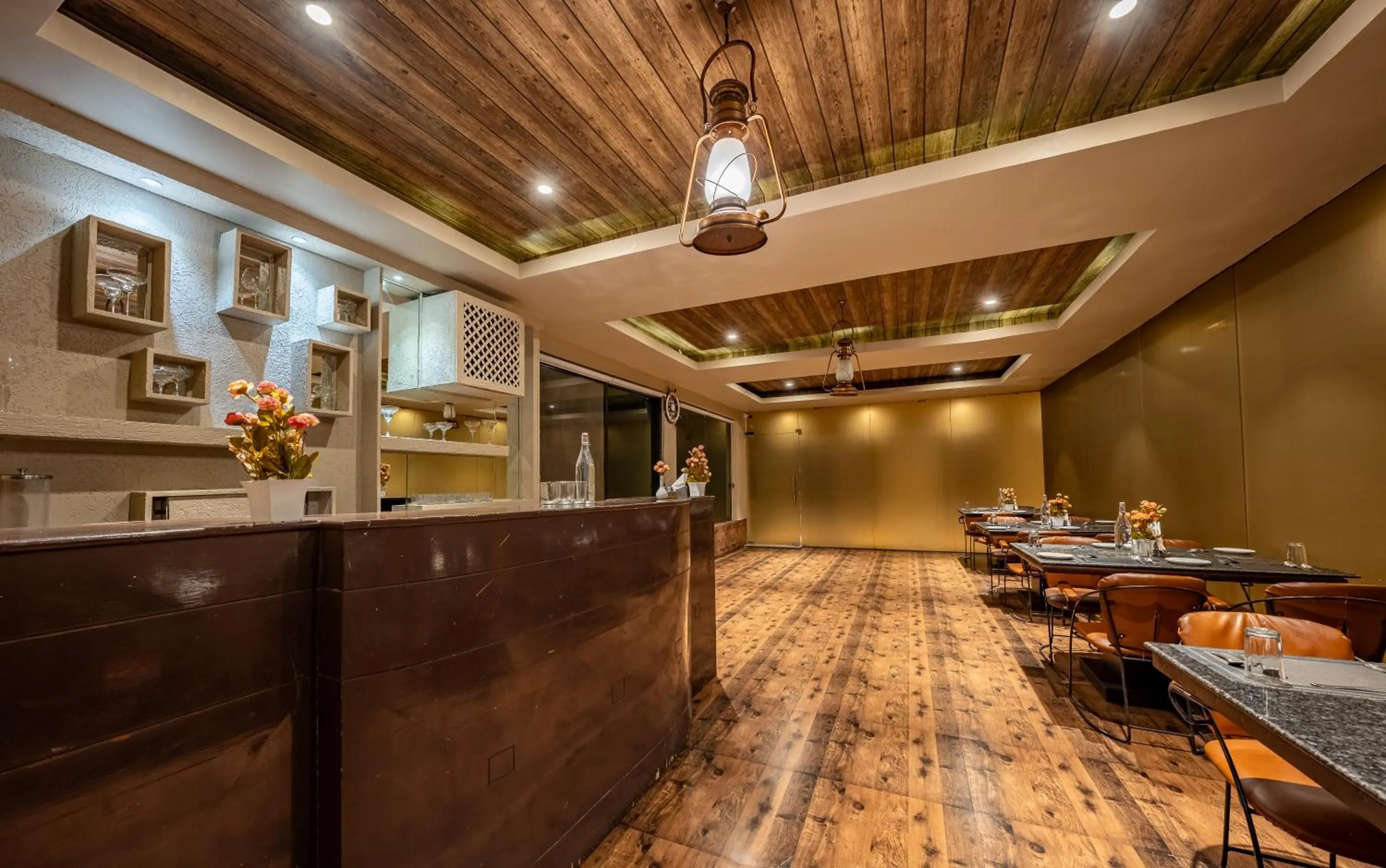 Restaurant/places to eat in Aamari Resort