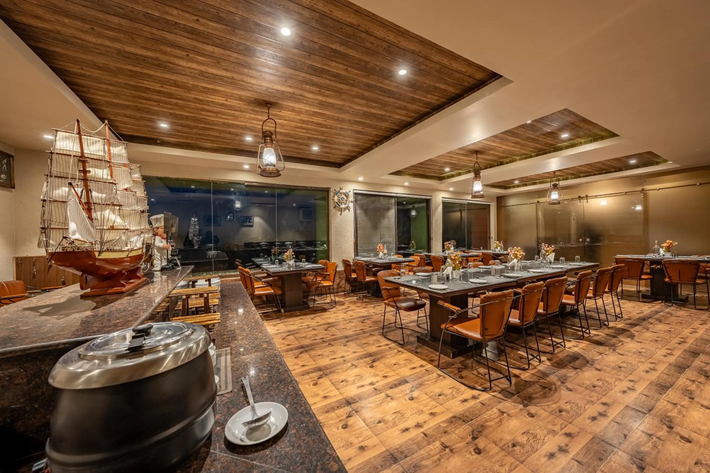 Restaurant/places to eat in Aamari Resort