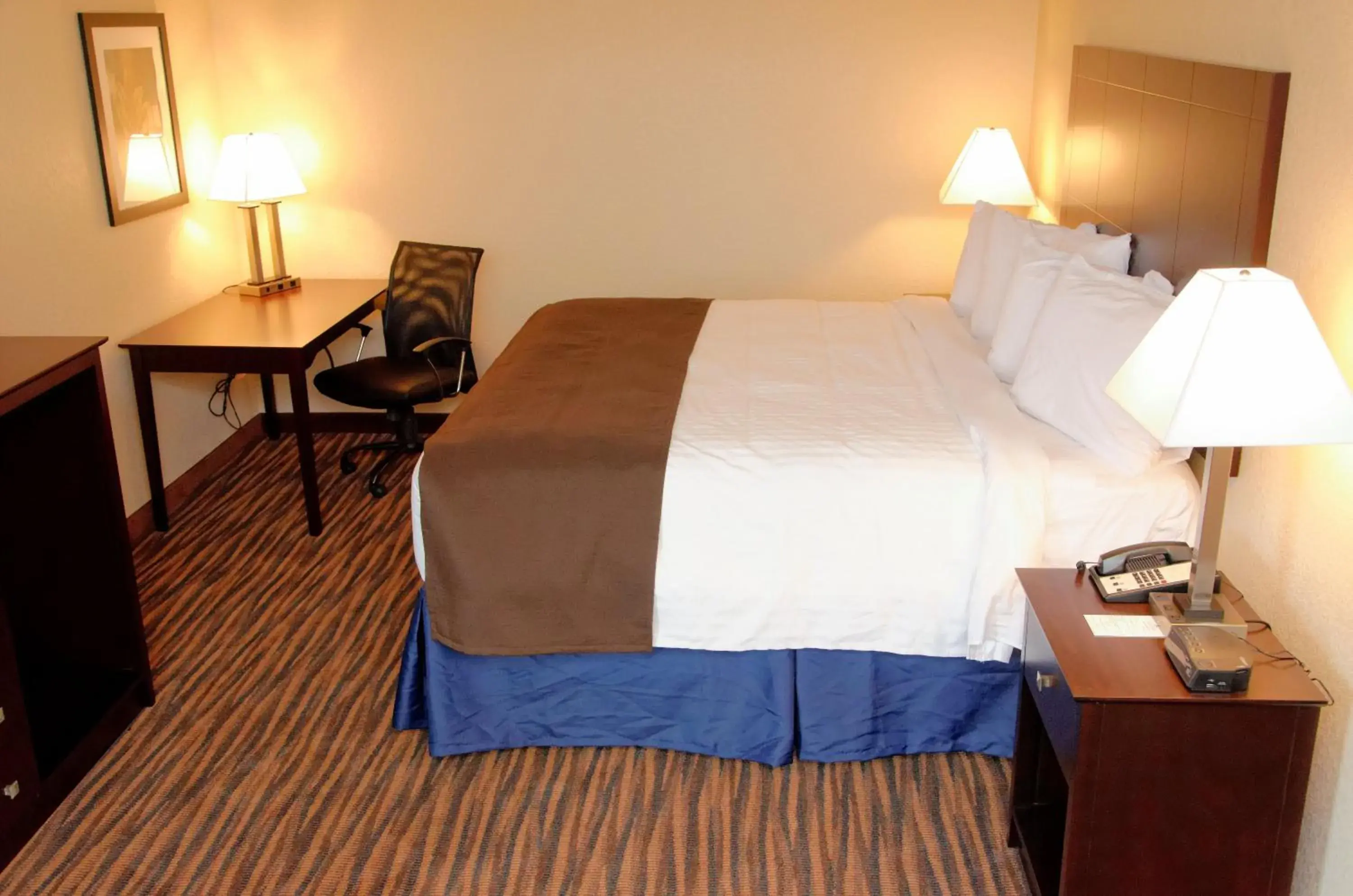 Bed in Cobblestone Inn & Suites - Denison | Oak Ridge Bed in Cobblestone Inn & Suites - Denison | Oak Ridge