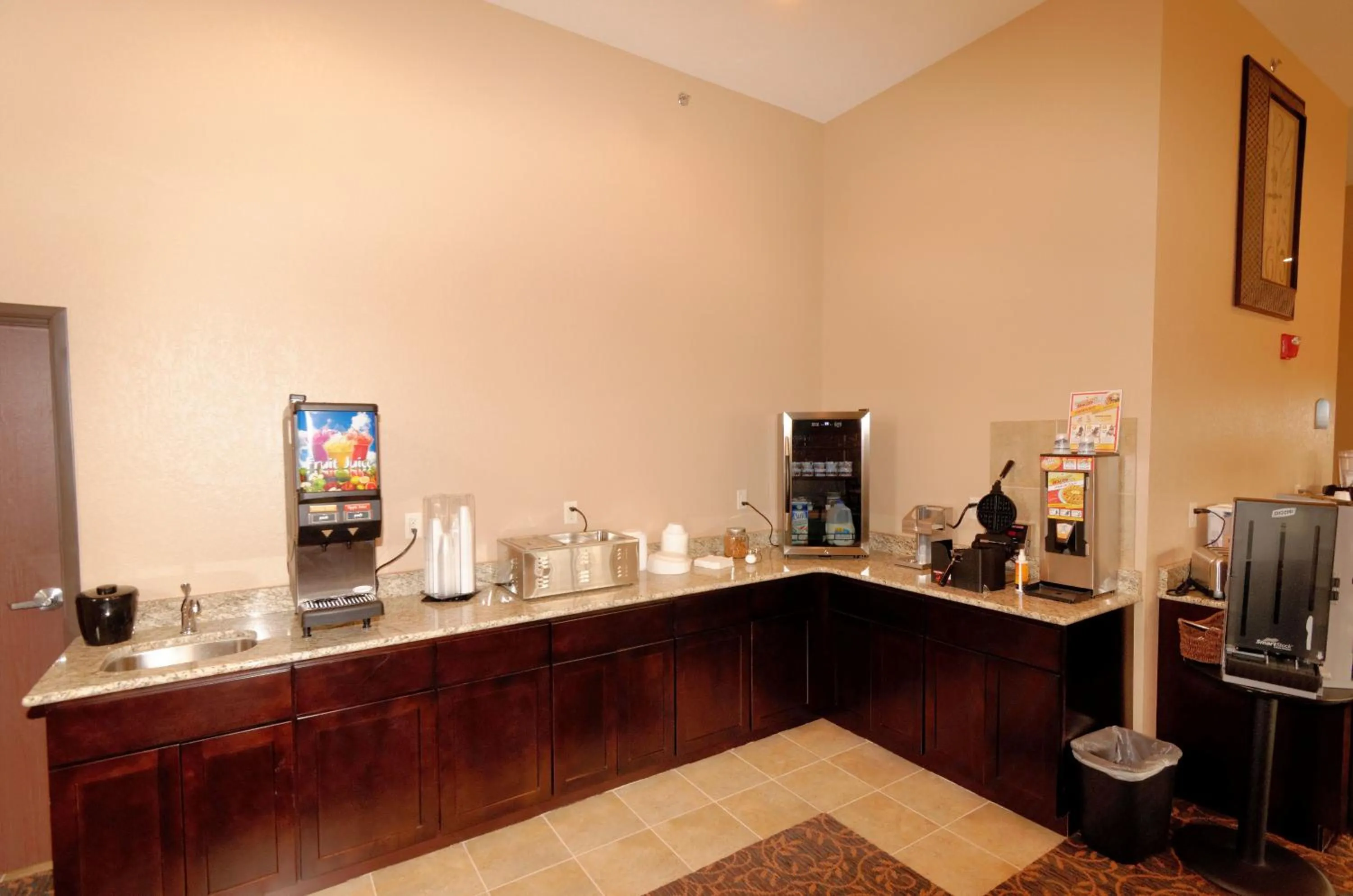 Food and drinks in Cobblestone Inn & Suites - Denison | Oak Ridge