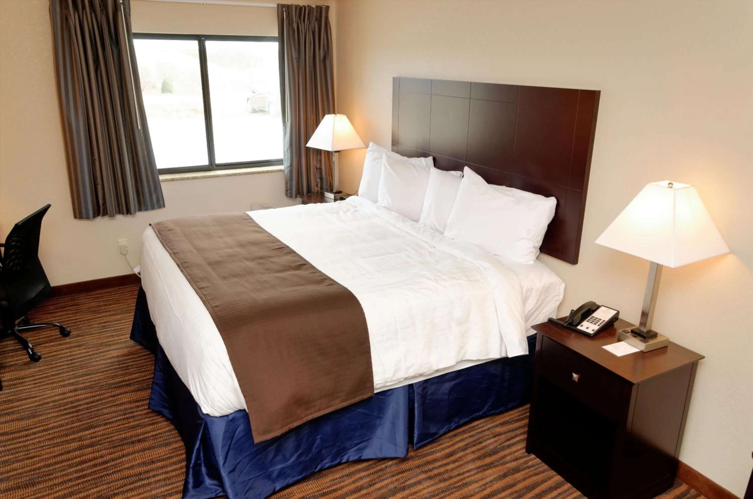 Bed in Cobblestone Inn & Suites - Denison | Oak Ridge