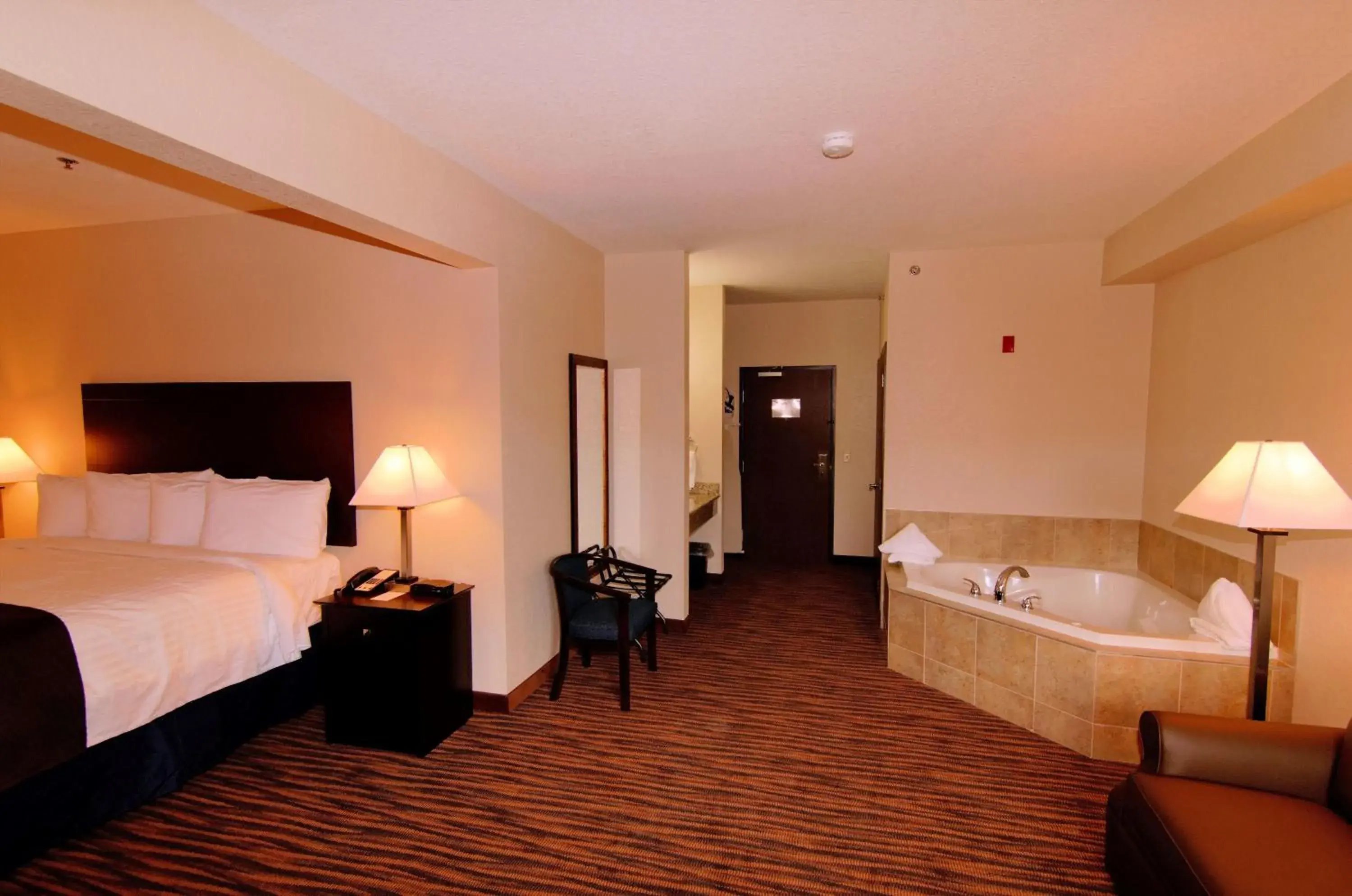 Bed in Cobblestone Inn & Suites - Denison | Oak Ridge Bed in Cobblestone Inn & Suites - Denison | Oak Ridge