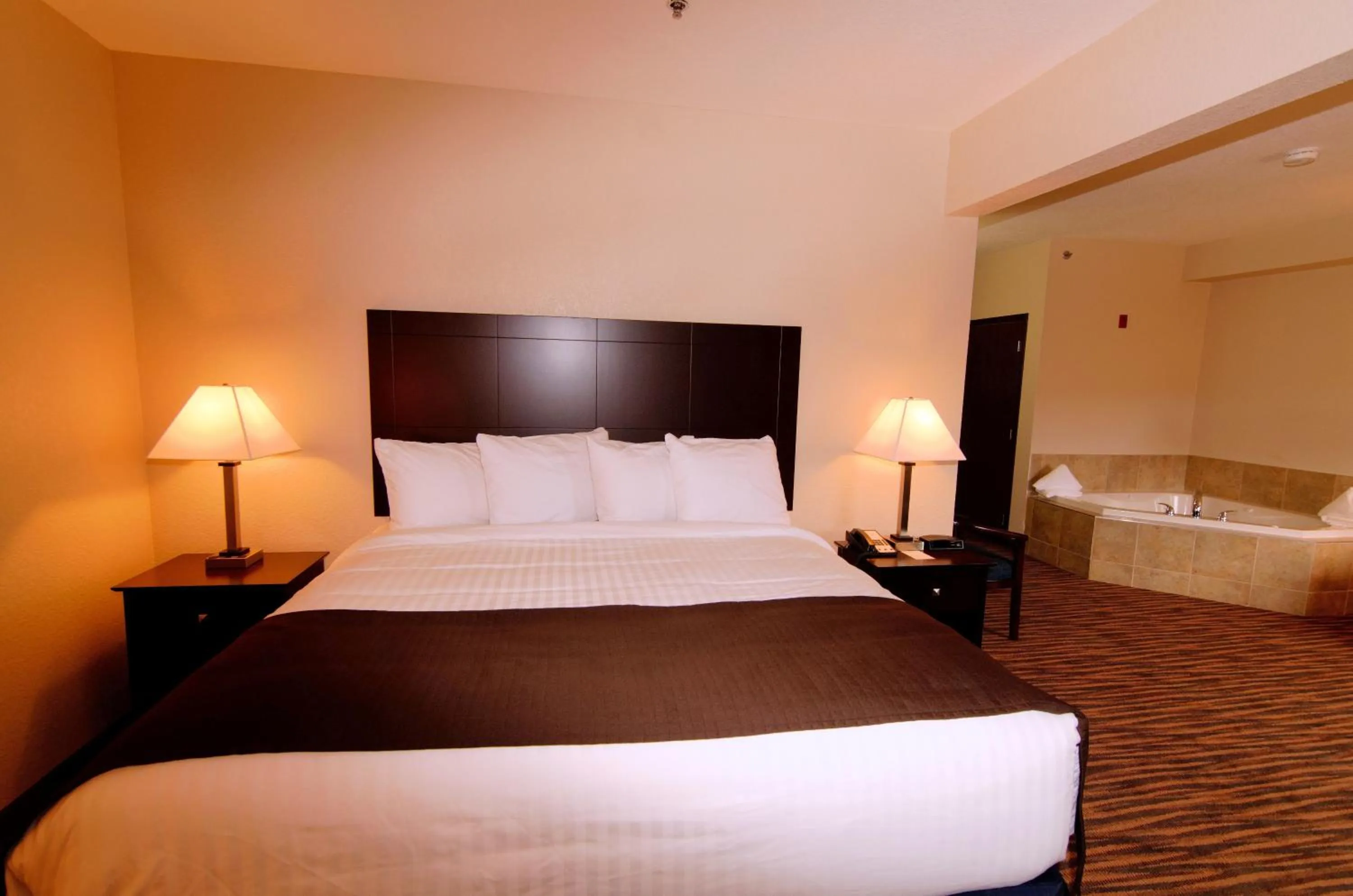 Bed in Cobblestone Inn & Suites - Denison | Oak Ridge