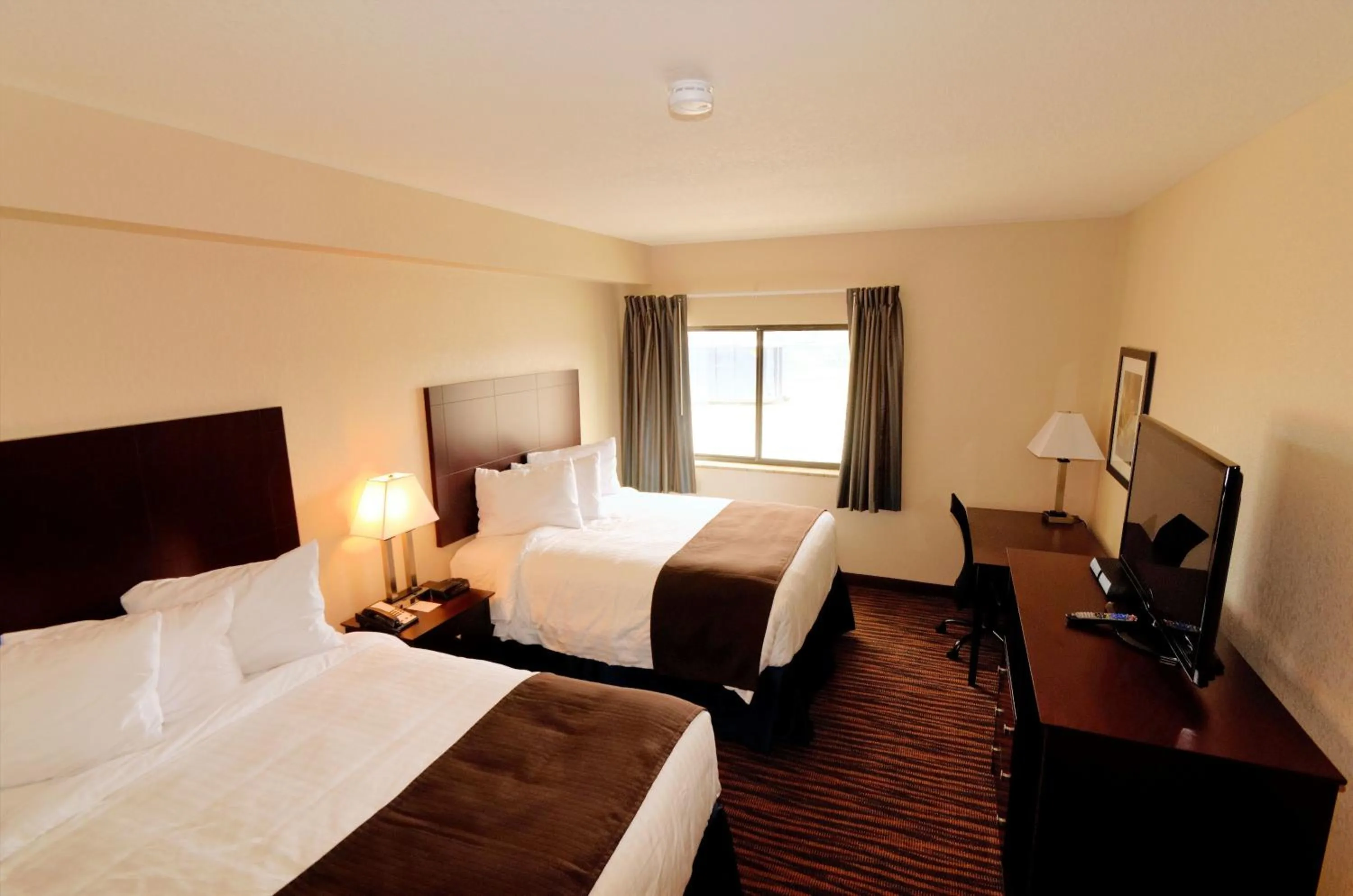 TV and multimedia, Bed in Cobblestone Inn & Suites - Denison | Oak Ridge