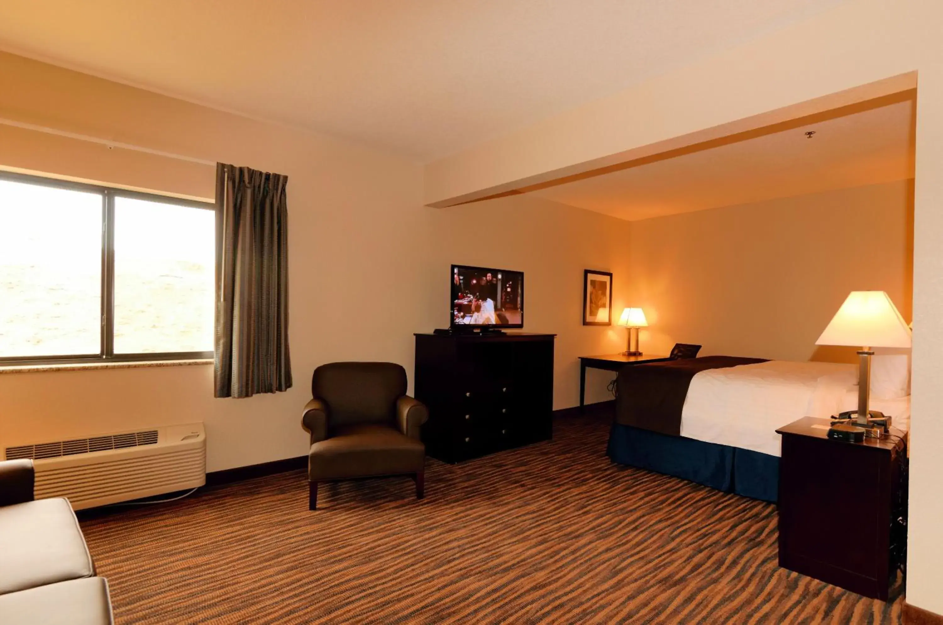 TV and multimedia, Bed in Cobblestone Inn & Suites - Denison | Oak Ridge TV and multimedia, Bed in Cobblestone Inn & Suites - Denison | Oak Ridge