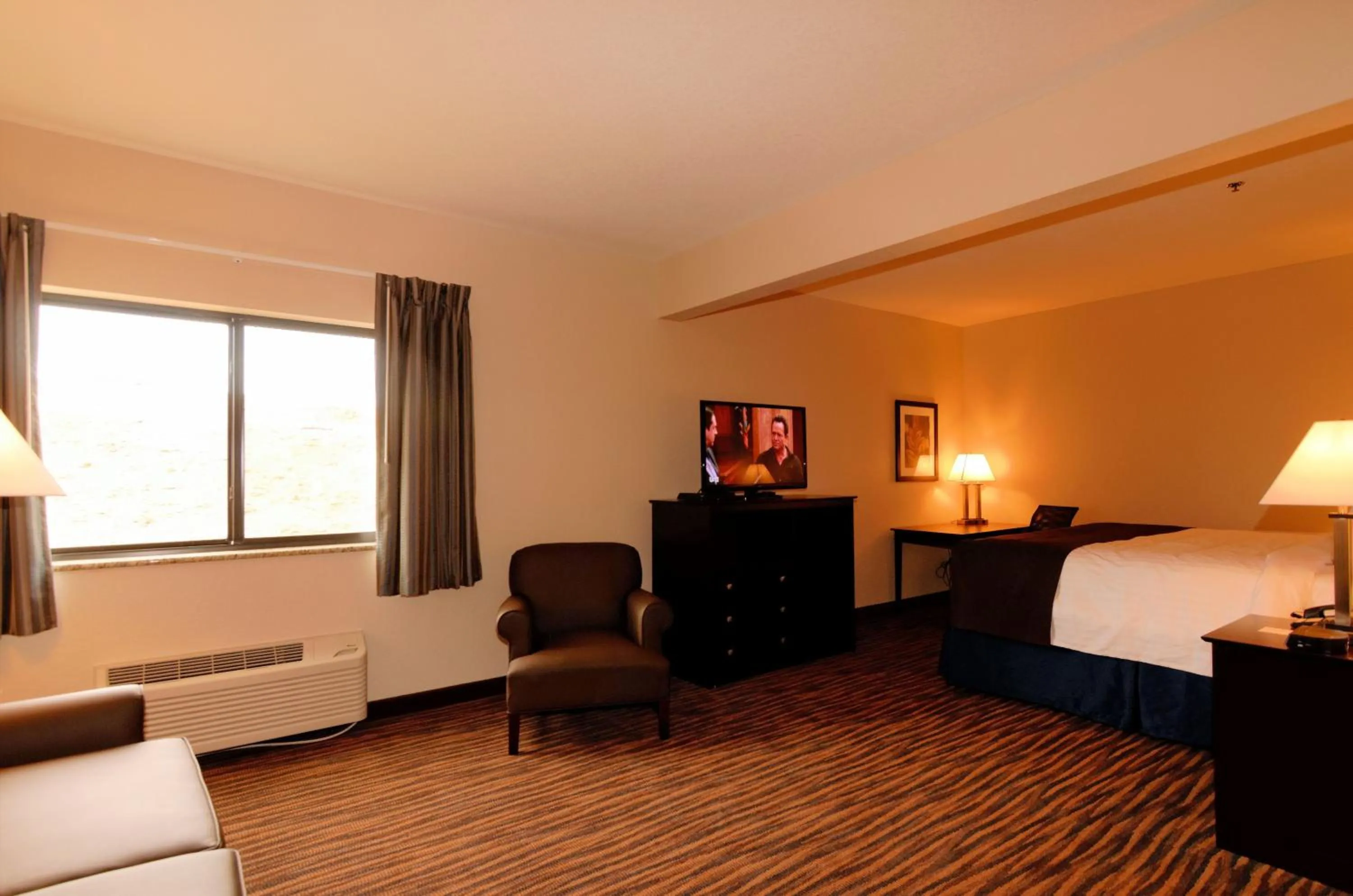 TV and multimedia, Bed in Cobblestone Inn & Suites - Denison | Oak Ridge