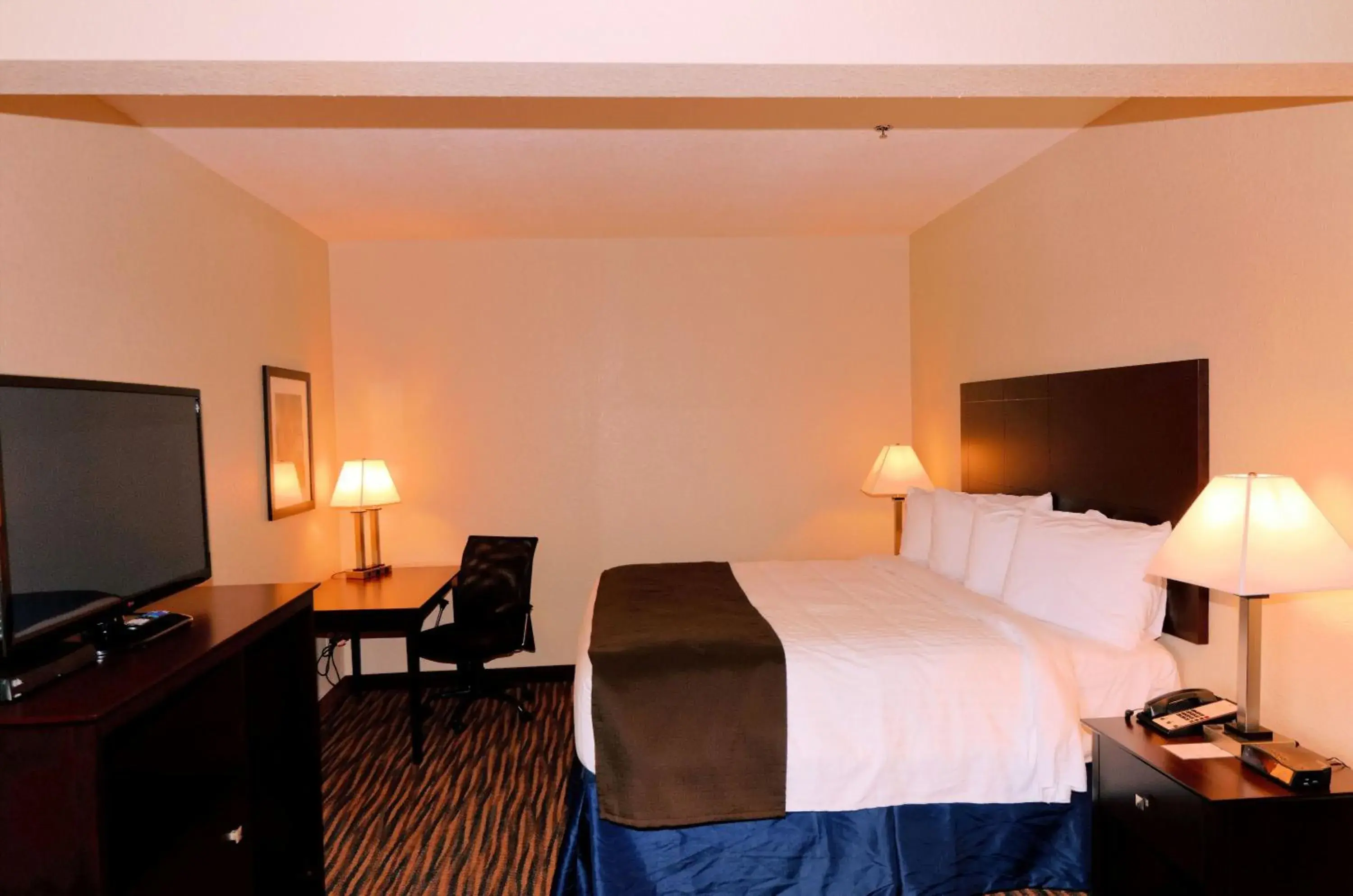 Bed in Cobblestone Inn & Suites - Denison | Oak Ridge Bed in Cobblestone Inn & Suites - Denison | Oak Ridge