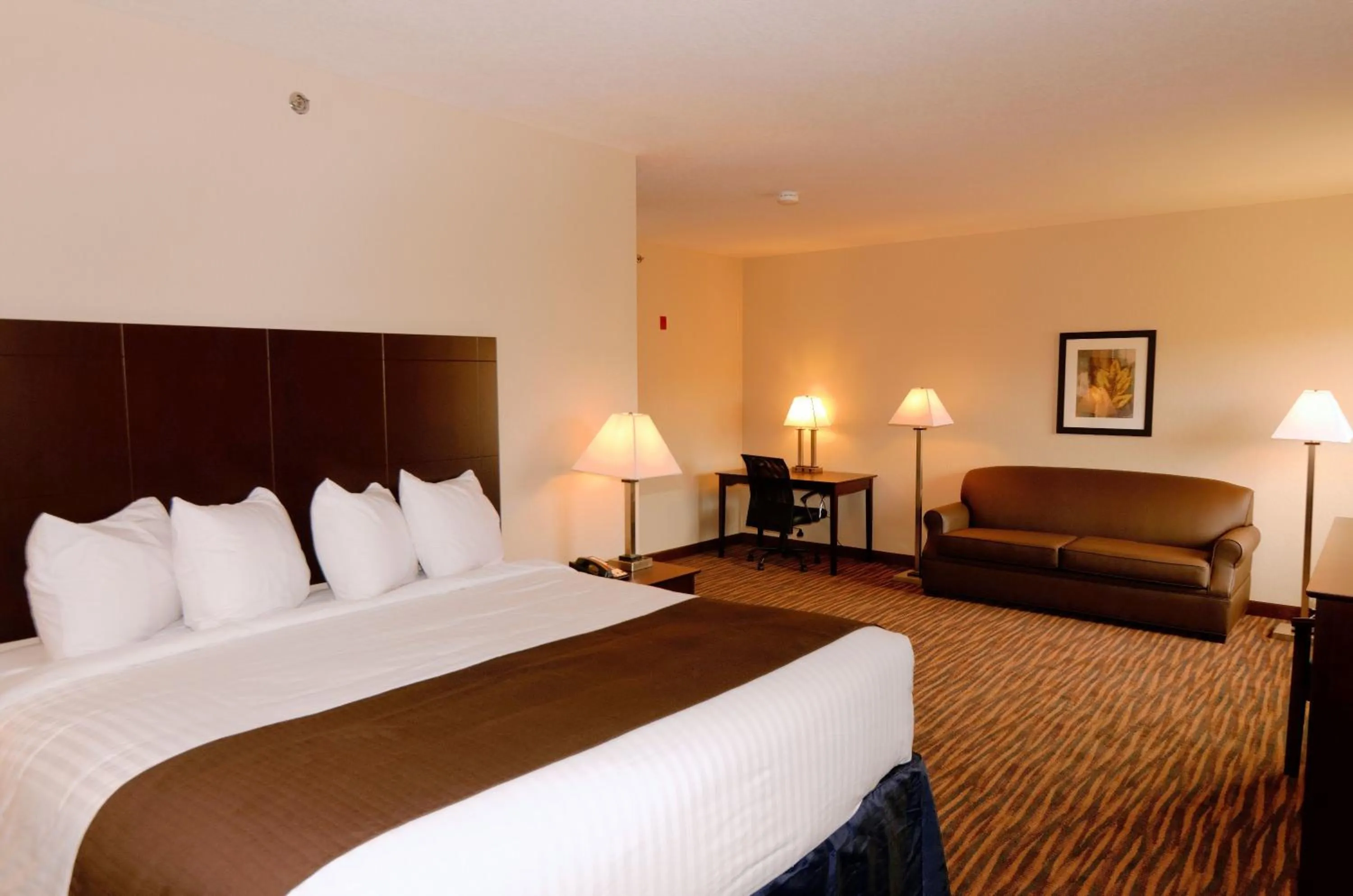 Bed in Cobblestone Inn & Suites - Denison | Oak Ridge
