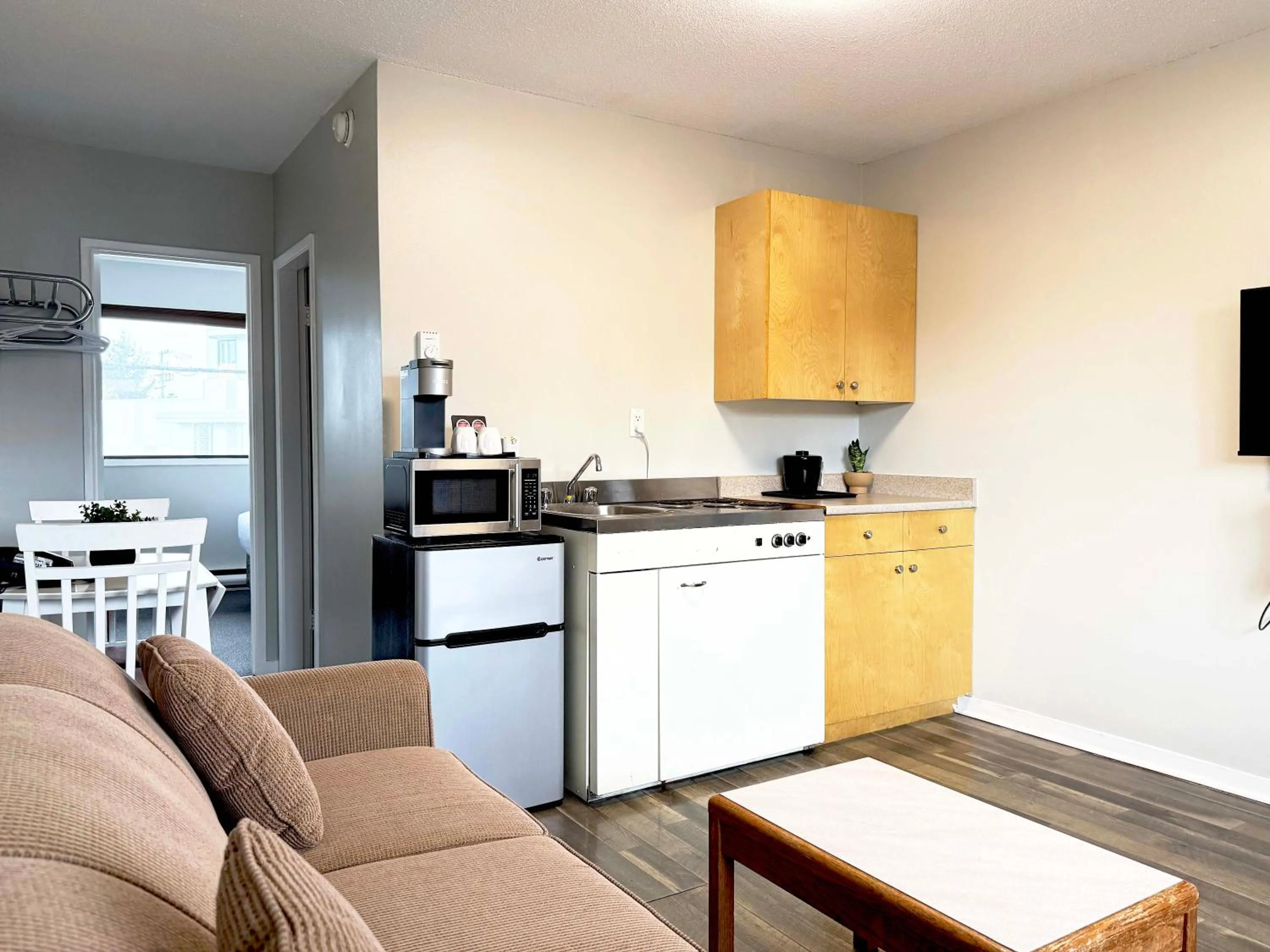 Kitchen or kitchenette in Departure Bay Motel