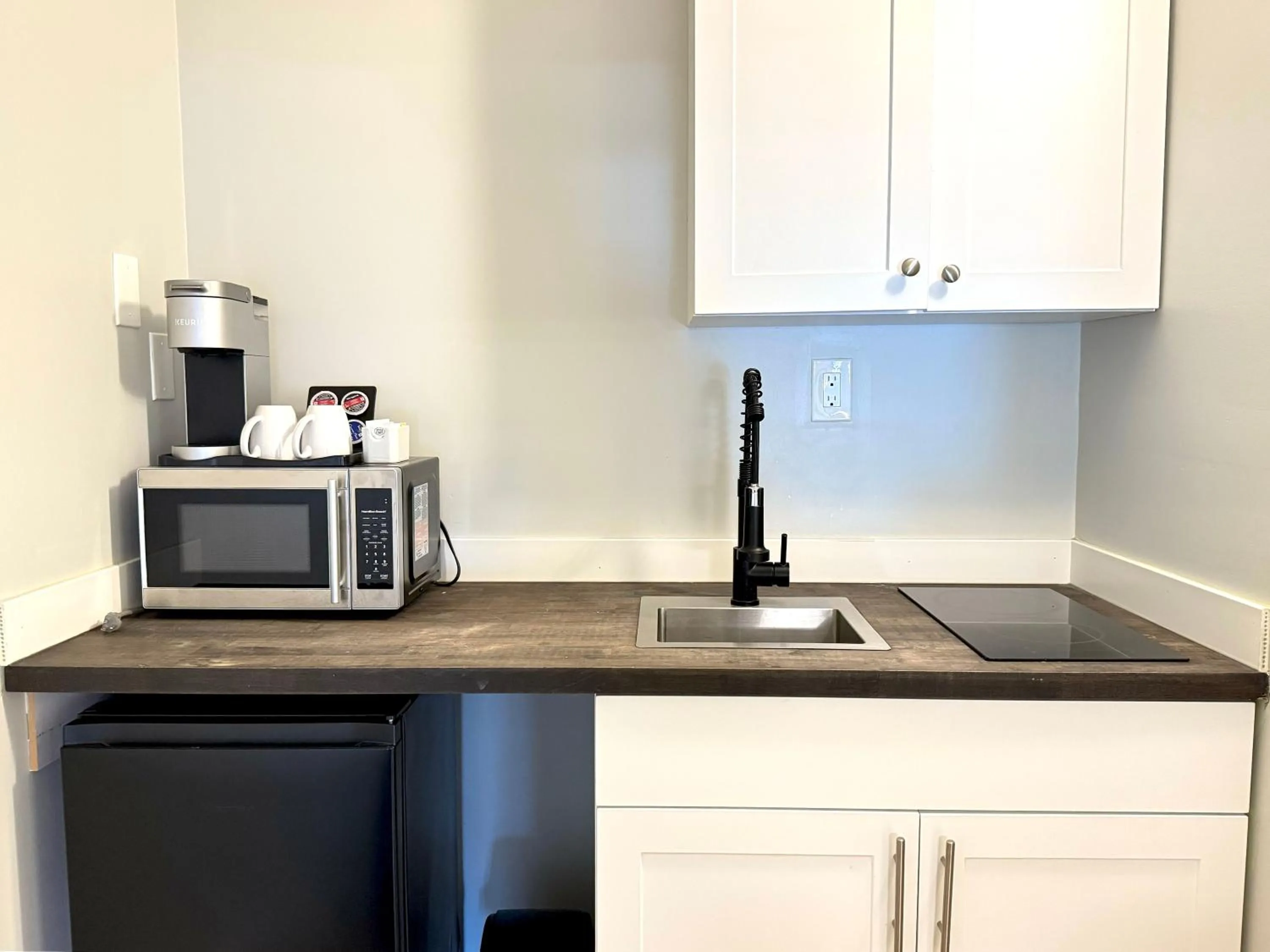 Kitchen or kitchenette in Departure Bay Motel