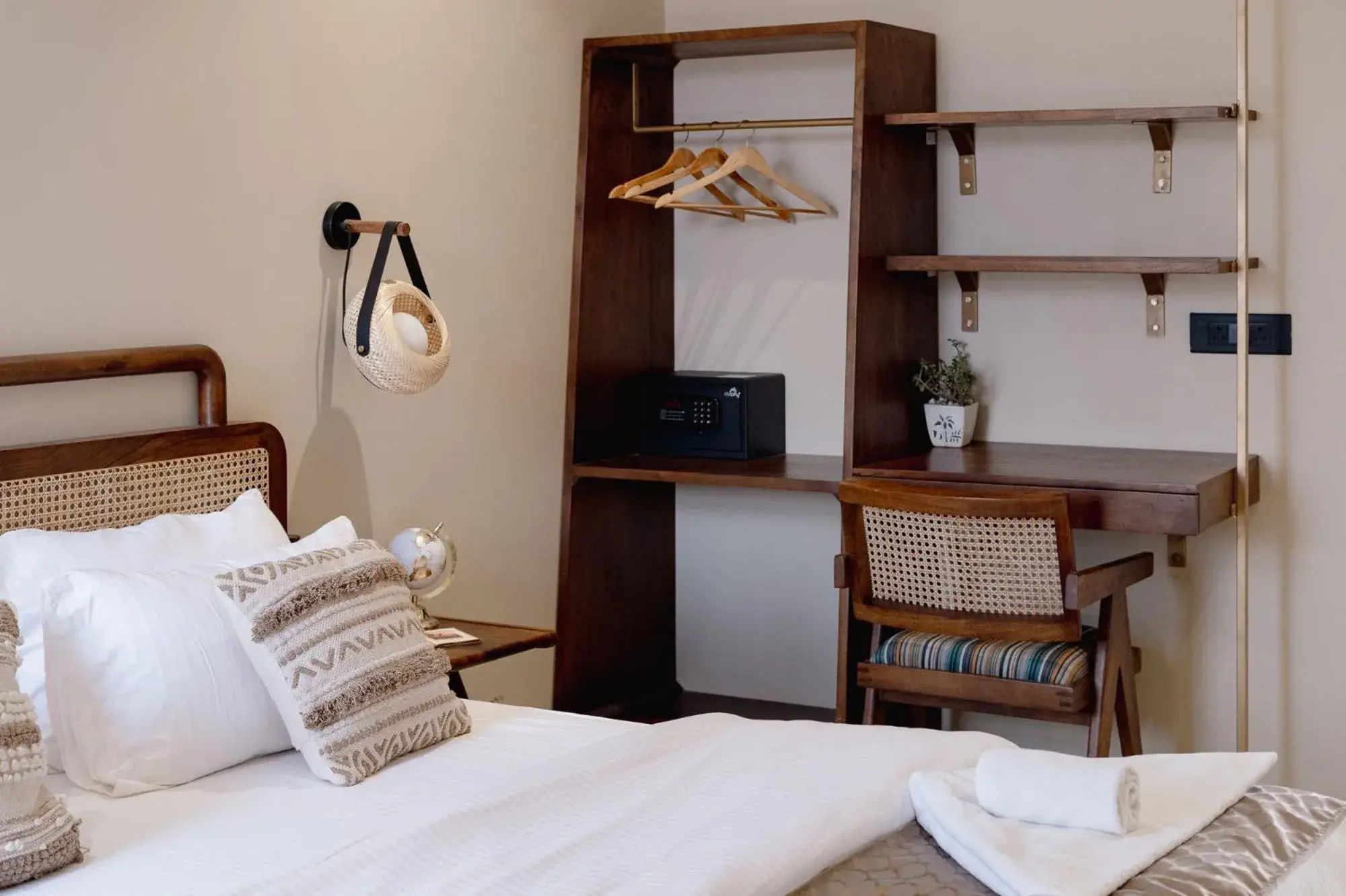 Deluxe Double Room with Balcony in Kaas by Safarnama - Boutique Hotel Deluxe Double Room with Balcony in Kaas by Safarnama - Boutique Hotel