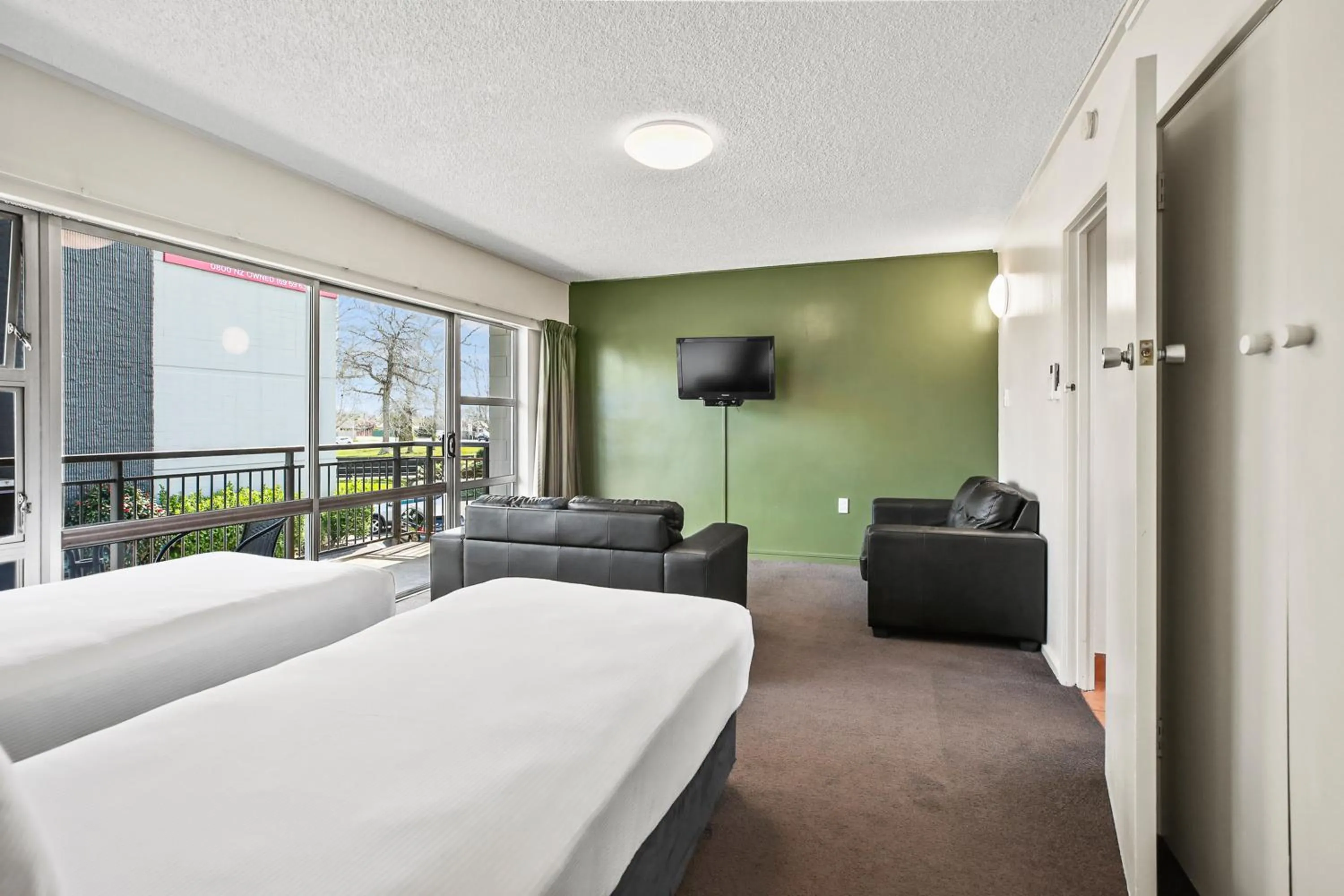 TV and multimedia, Bed in Heartland Ambassador Hotel Hamilton