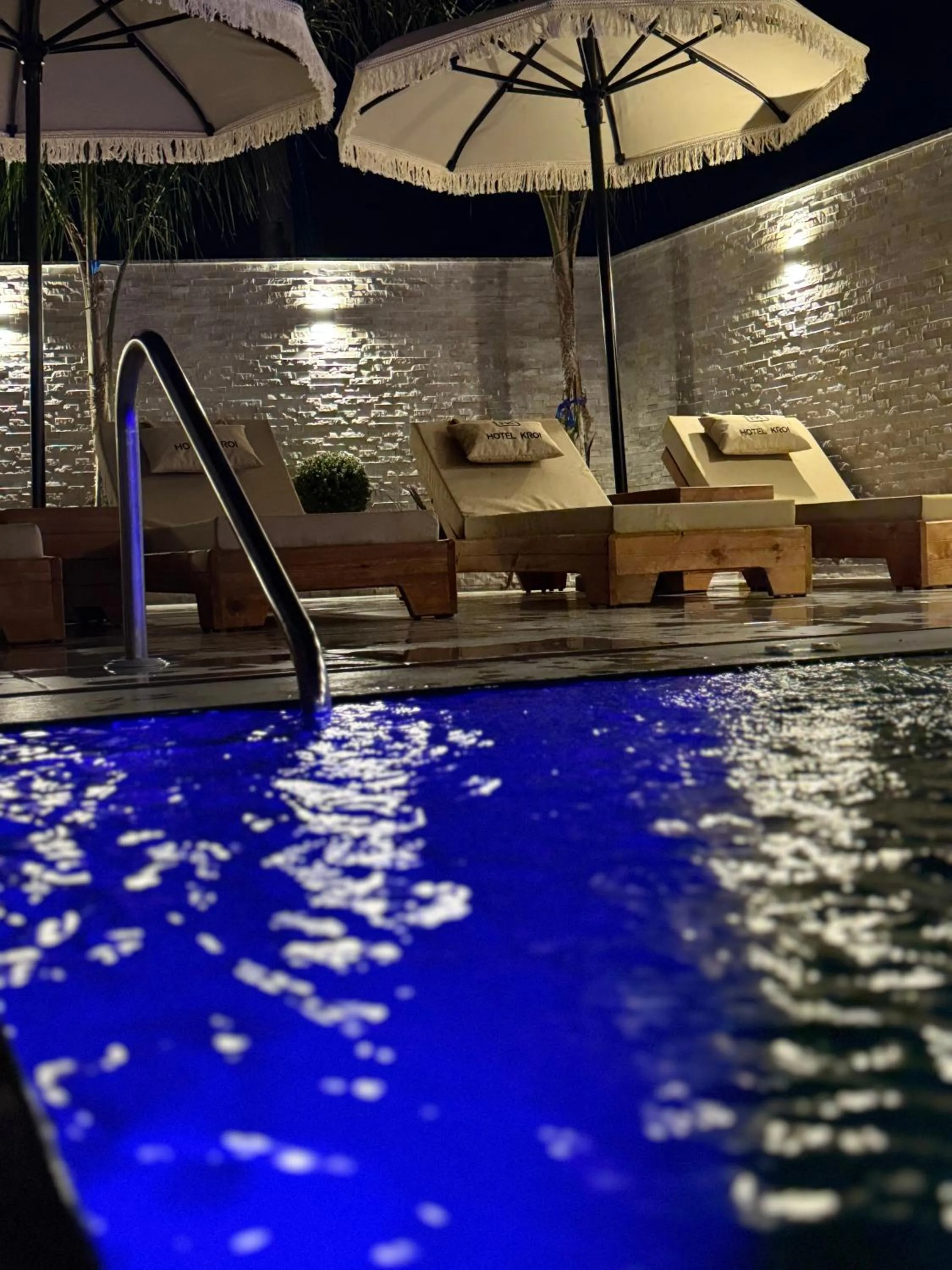 Night in Hotel Kroi