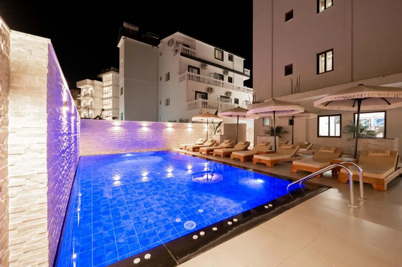 Night in Hotel Kroi