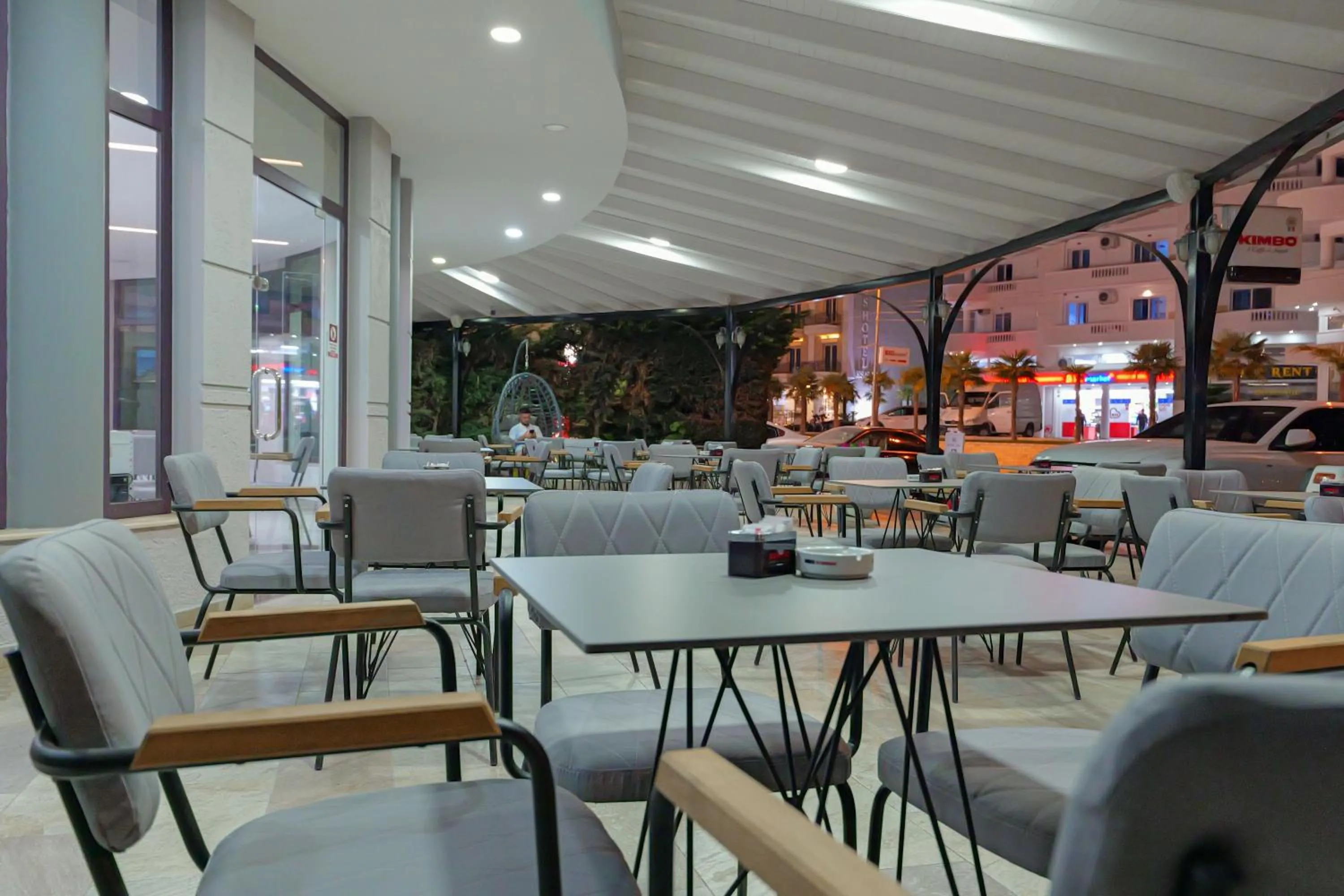 Restaurant/places to eat in Hotel Kroi