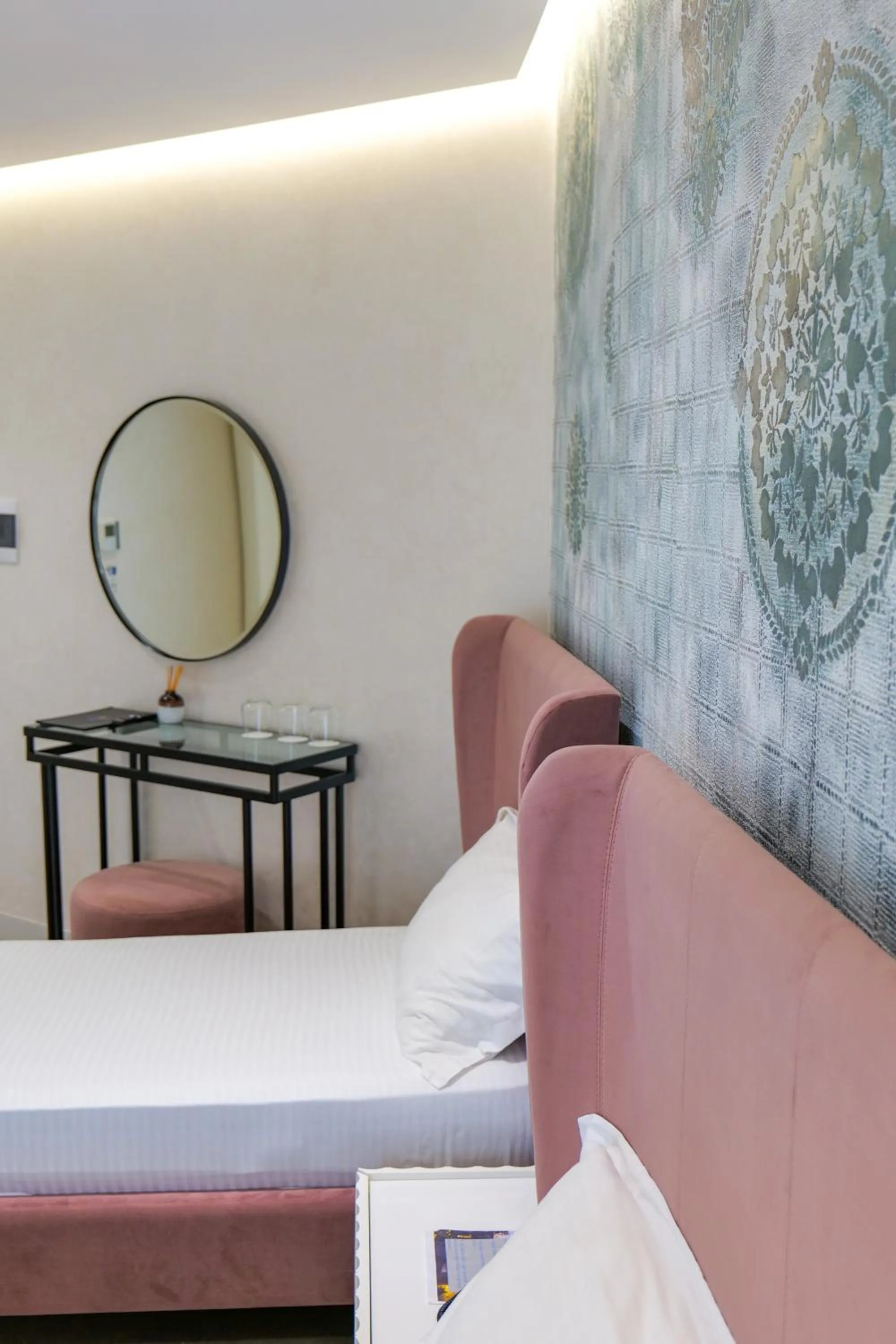 Balcony/Terrace, Bed in HH Boutique Hotel