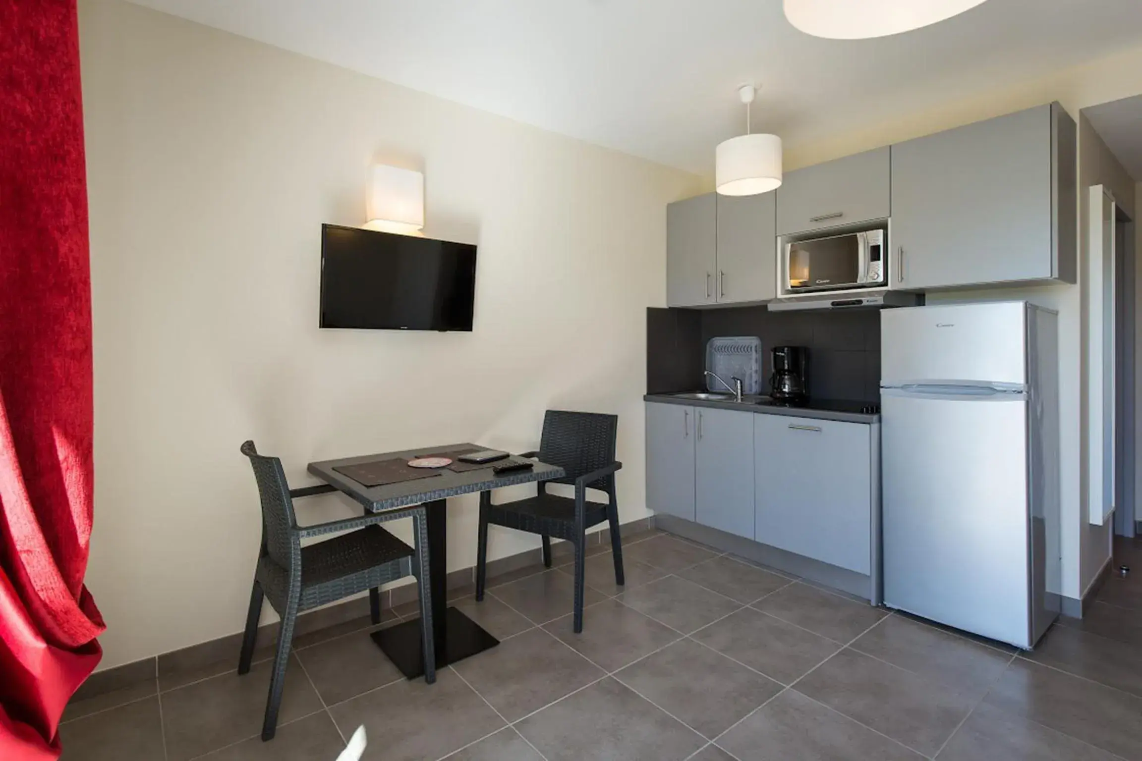 Photo of the whole room in SOWELL RESIDENCES Les Perles du Golfe de Saint-Tropez Photo of the whole room in SOWELL RESIDENCES Les Perles du Golfe de Saint-Tropez