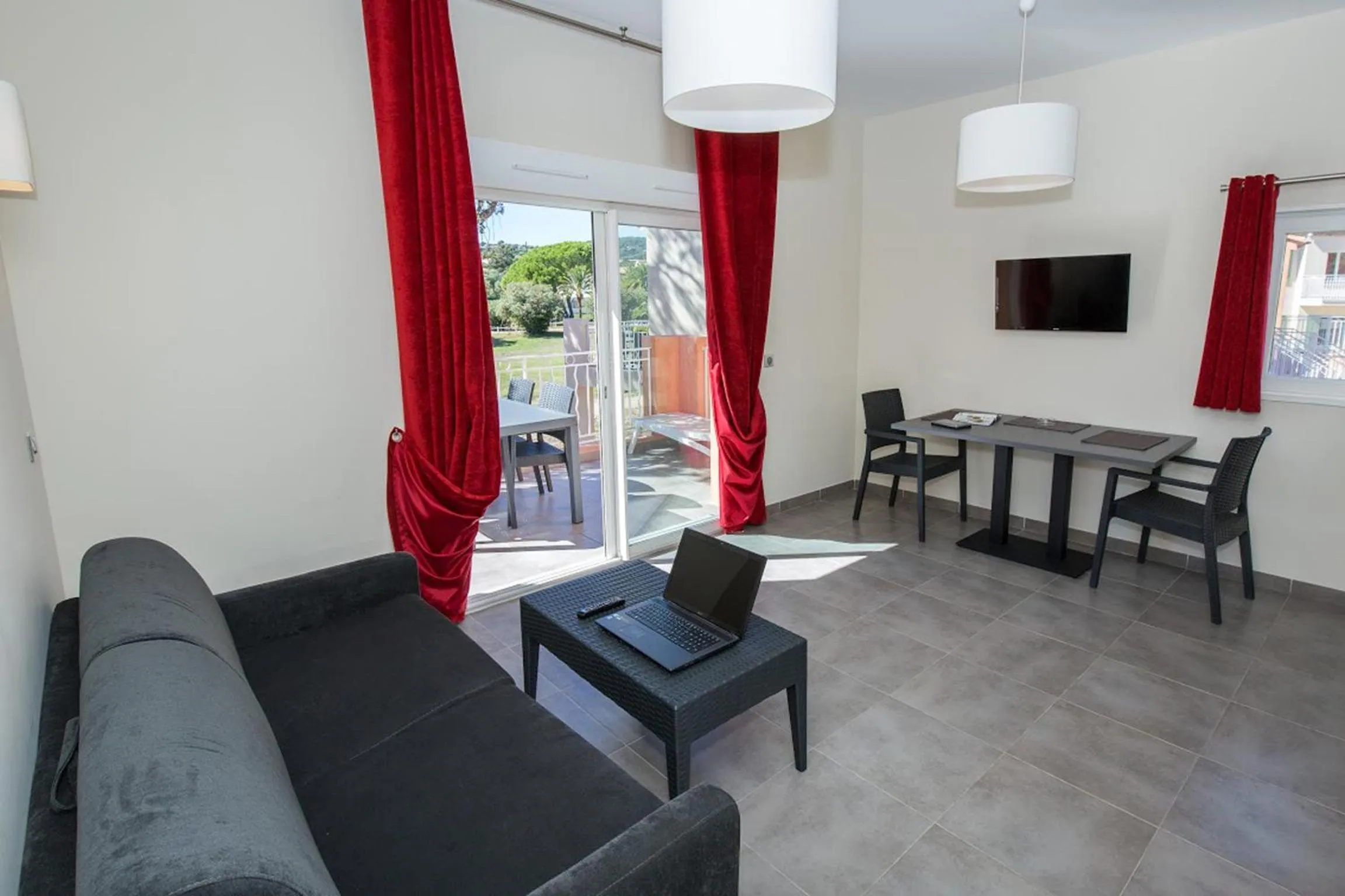 Dining area in SOWELL RESIDENCES Les Perles du Golfe de Saint-Tropez
