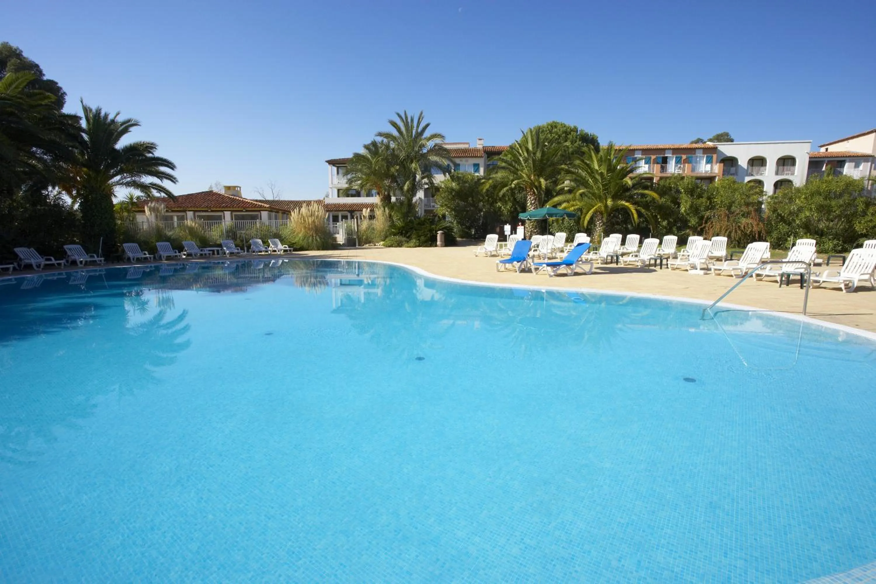 Swimming pool in SOWELL RESIDENCES Les Perles du Golfe de Saint-Tropez