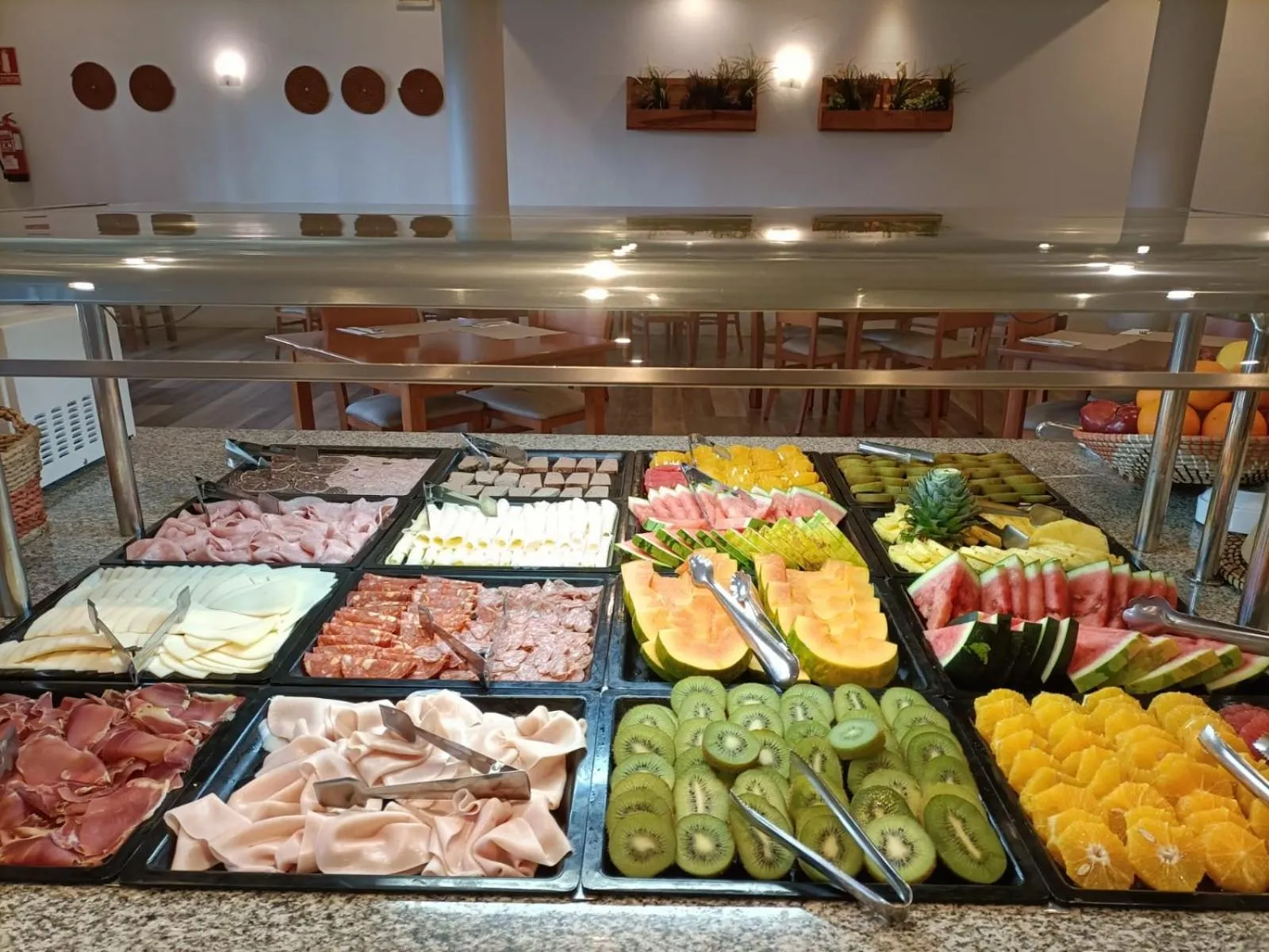 Buffet breakfast in Marina Tossa