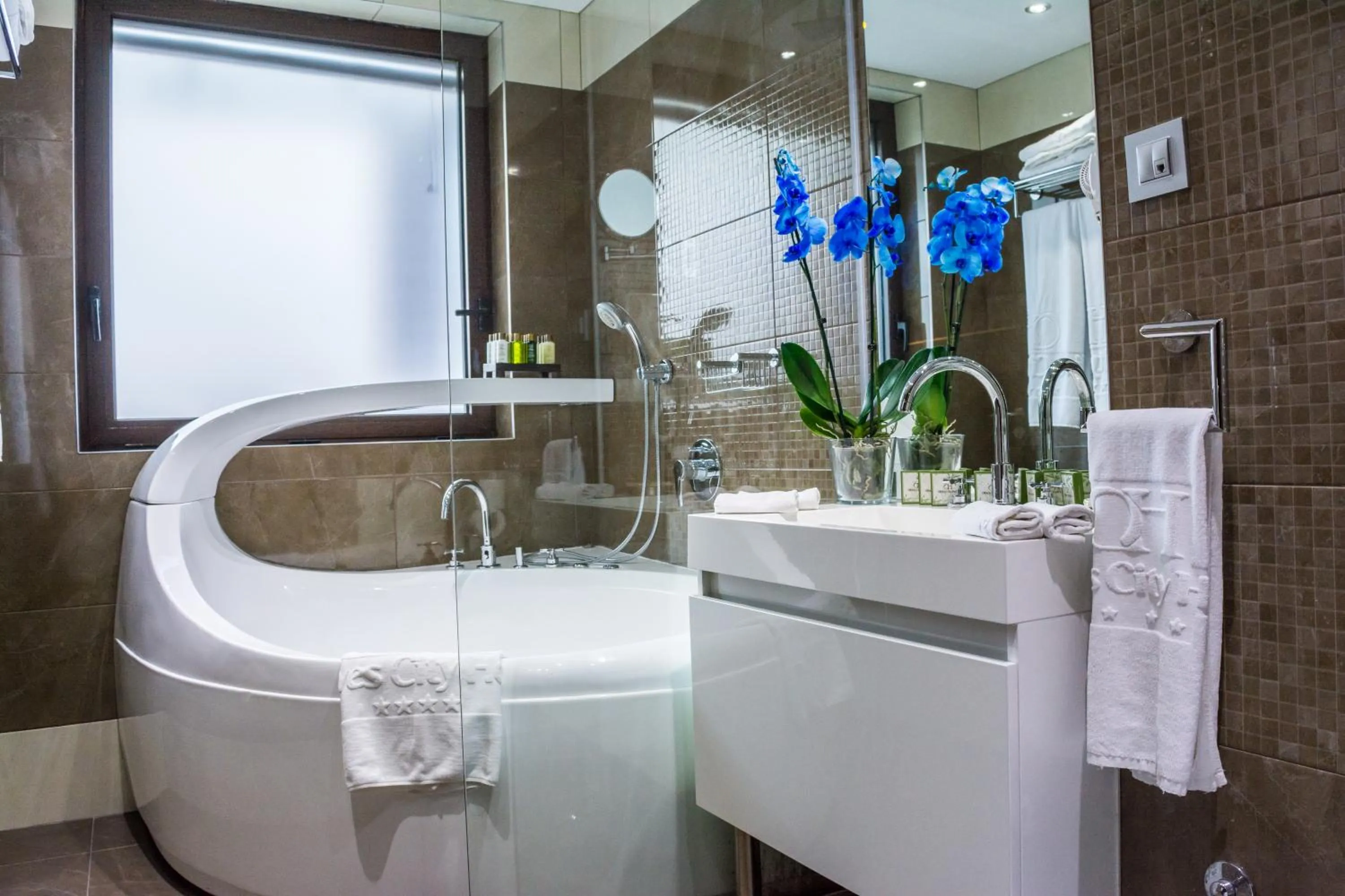 Bath in Best Western Plus Olives City Hotel - Free Pool & Parking