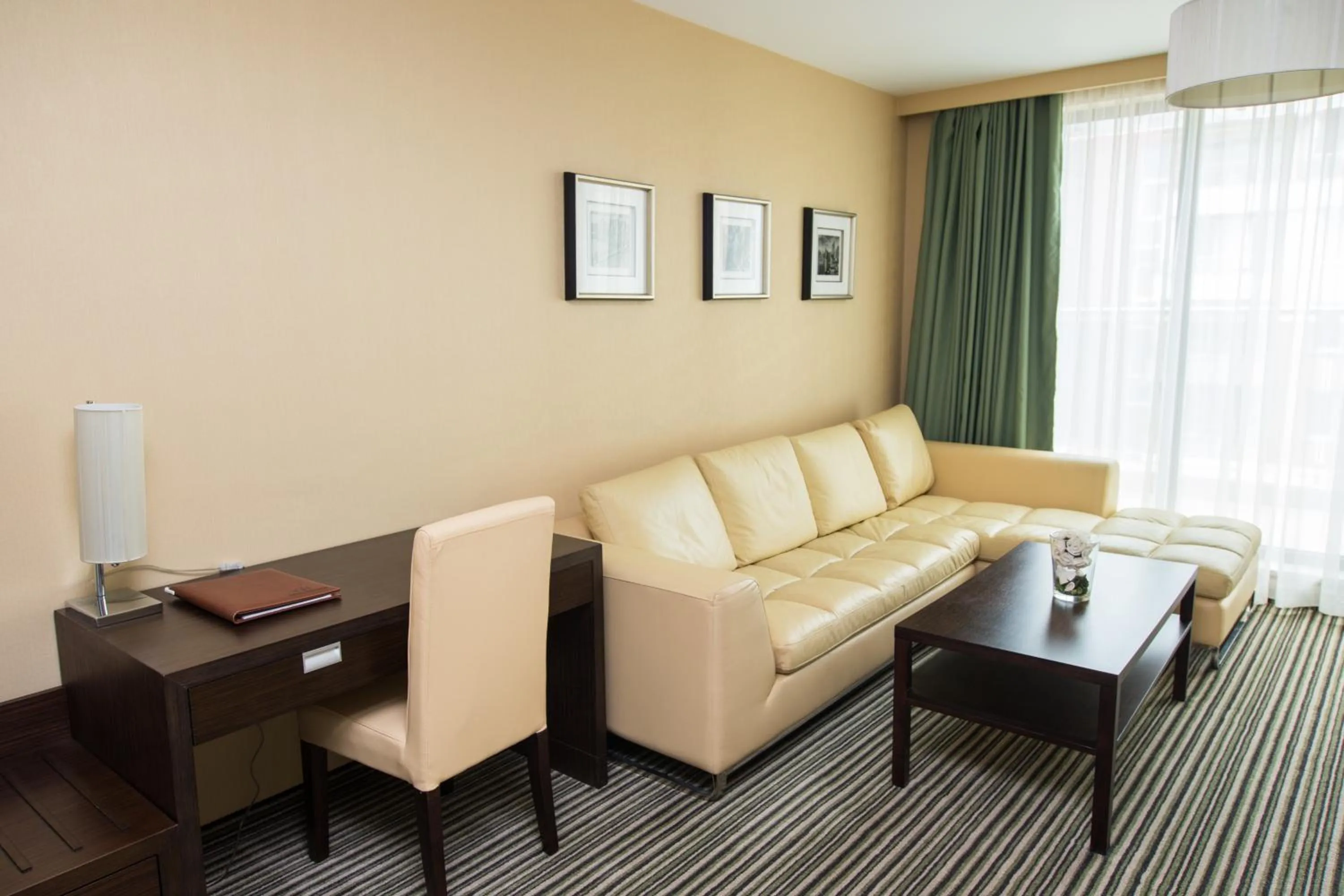 Living room in Best Western Plus Olives City Hotel - Free Pool & Parking