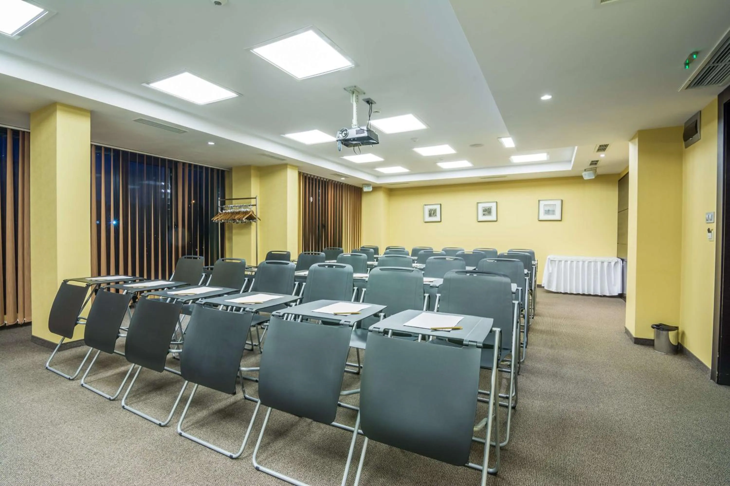 Meeting/conference room in Best Western Plus Olives City Hotel - Free Pool & Parking