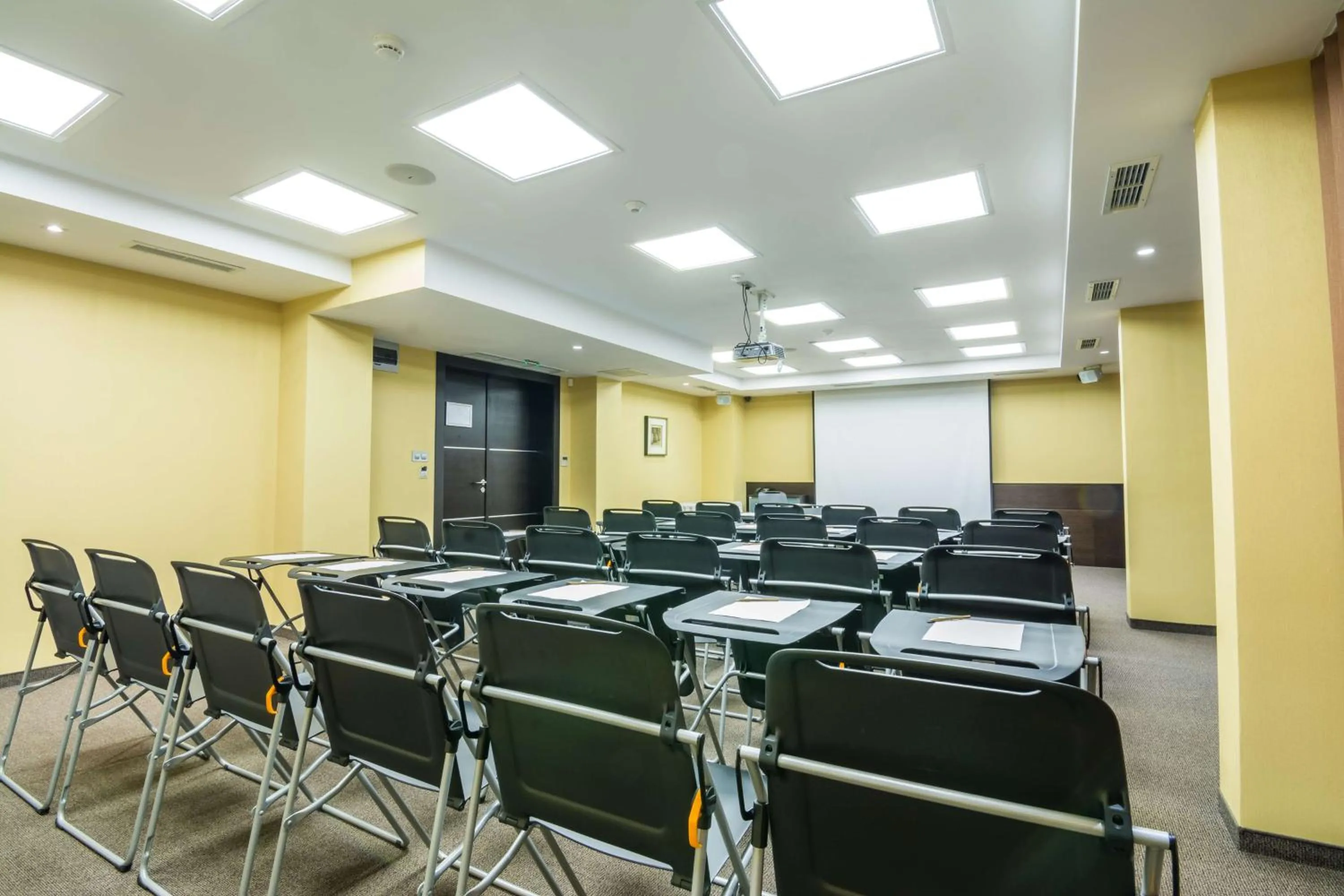 Meeting/conference room in Best Western Plus Olives City Hotel - Free Pool & Parking
