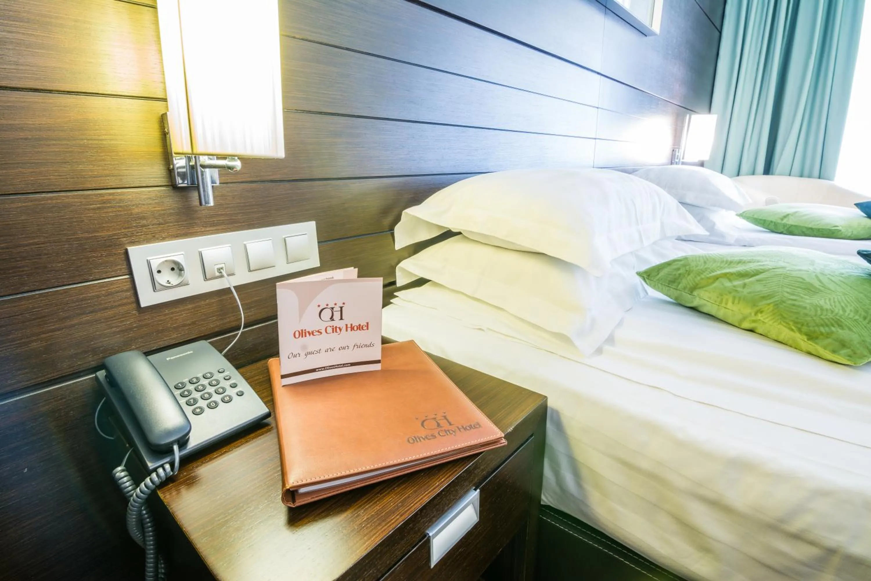 Bed in Best Western Plus Olives City Hotel - Free Pool & Parking