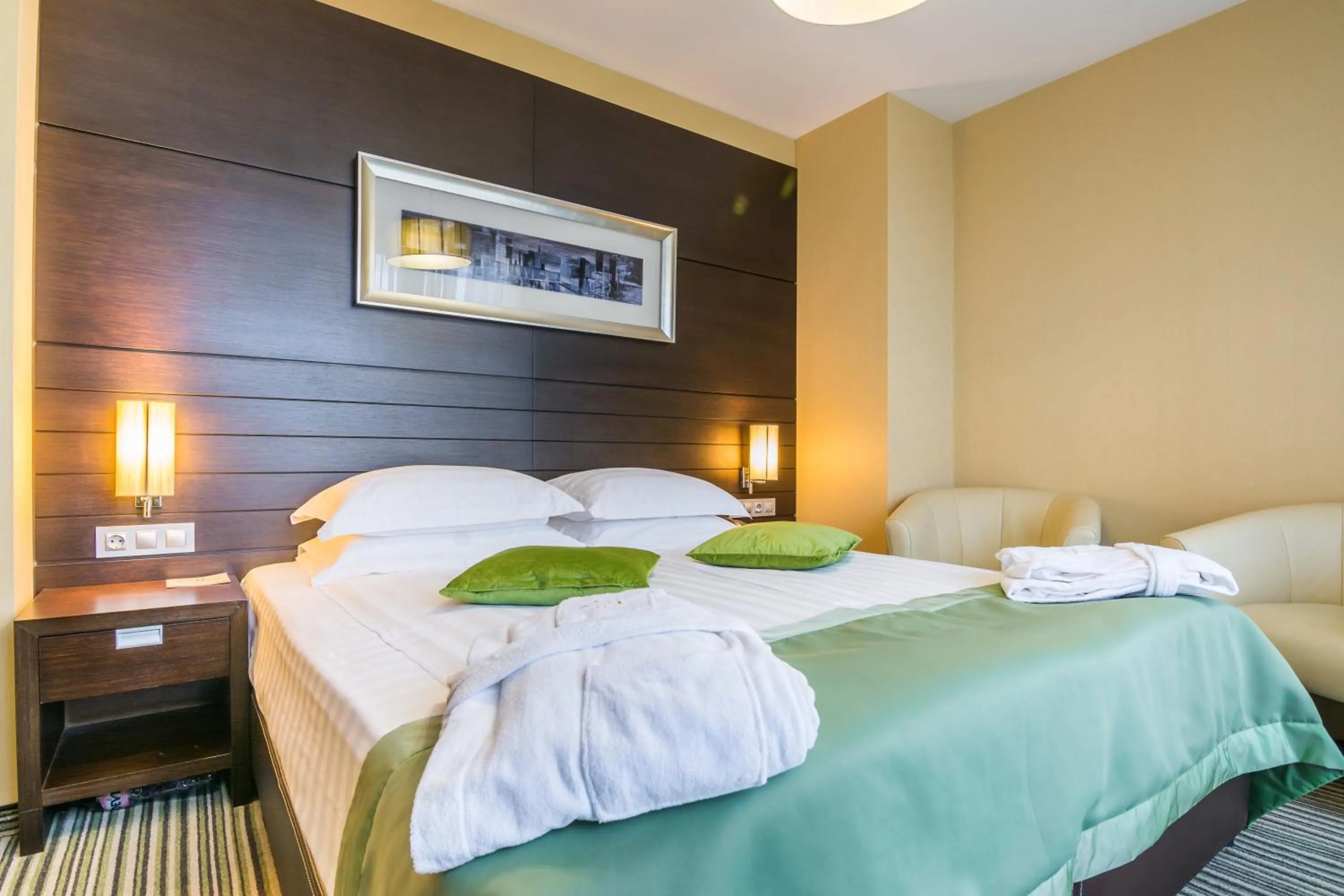 Bedroom, Bed in Best Western Plus Olives City Hotel - Free Pool & Parking