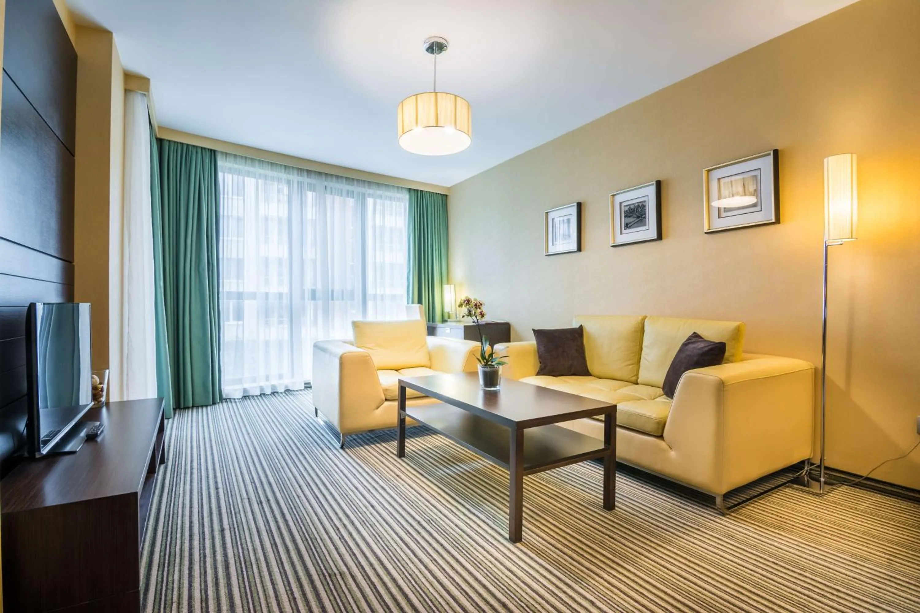 TV and multimedia in Best Western Plus Olives City Hotel - Free Pool & Parking