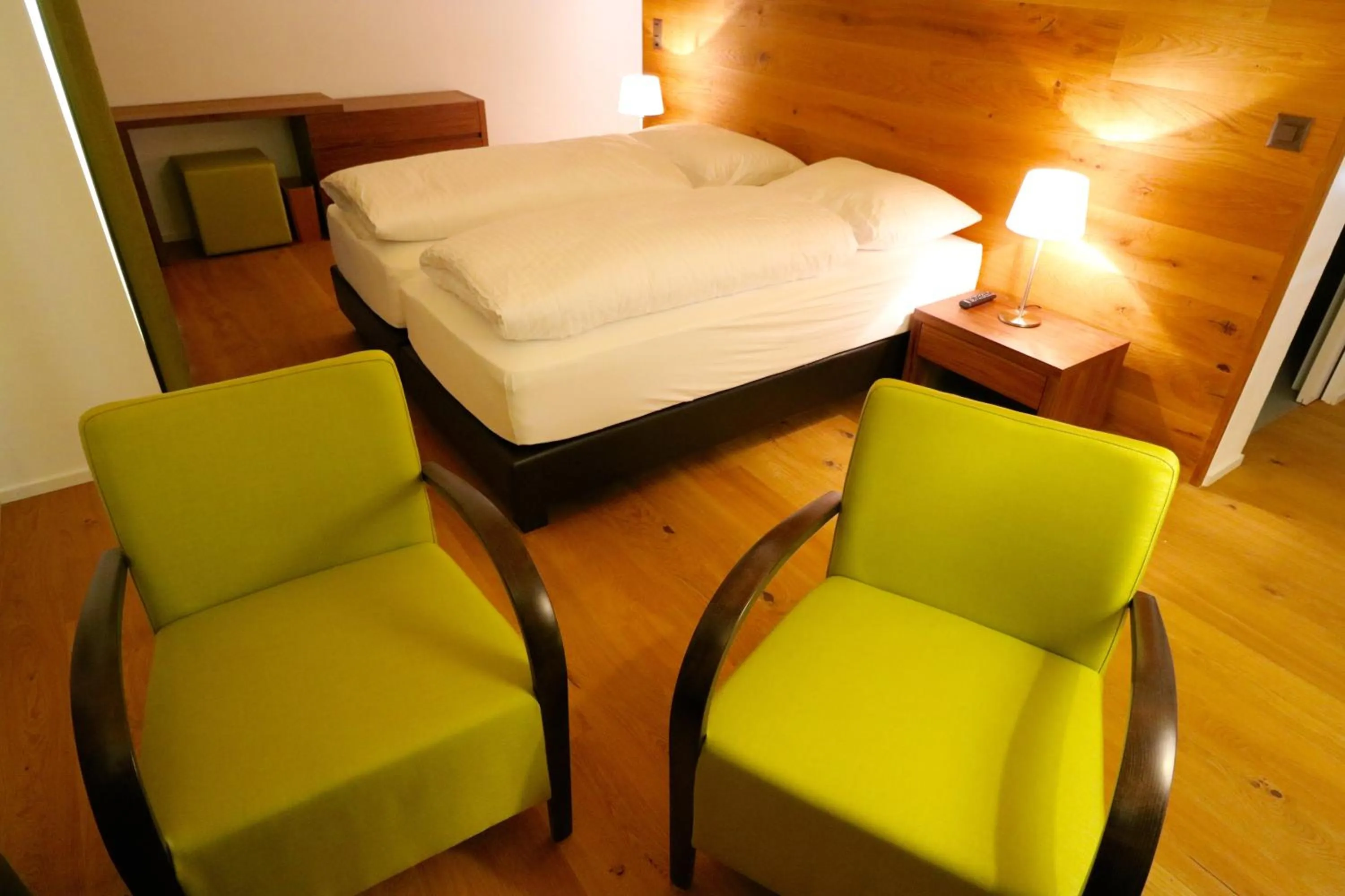 Photo of the whole room, Bed in Guarda Lodge