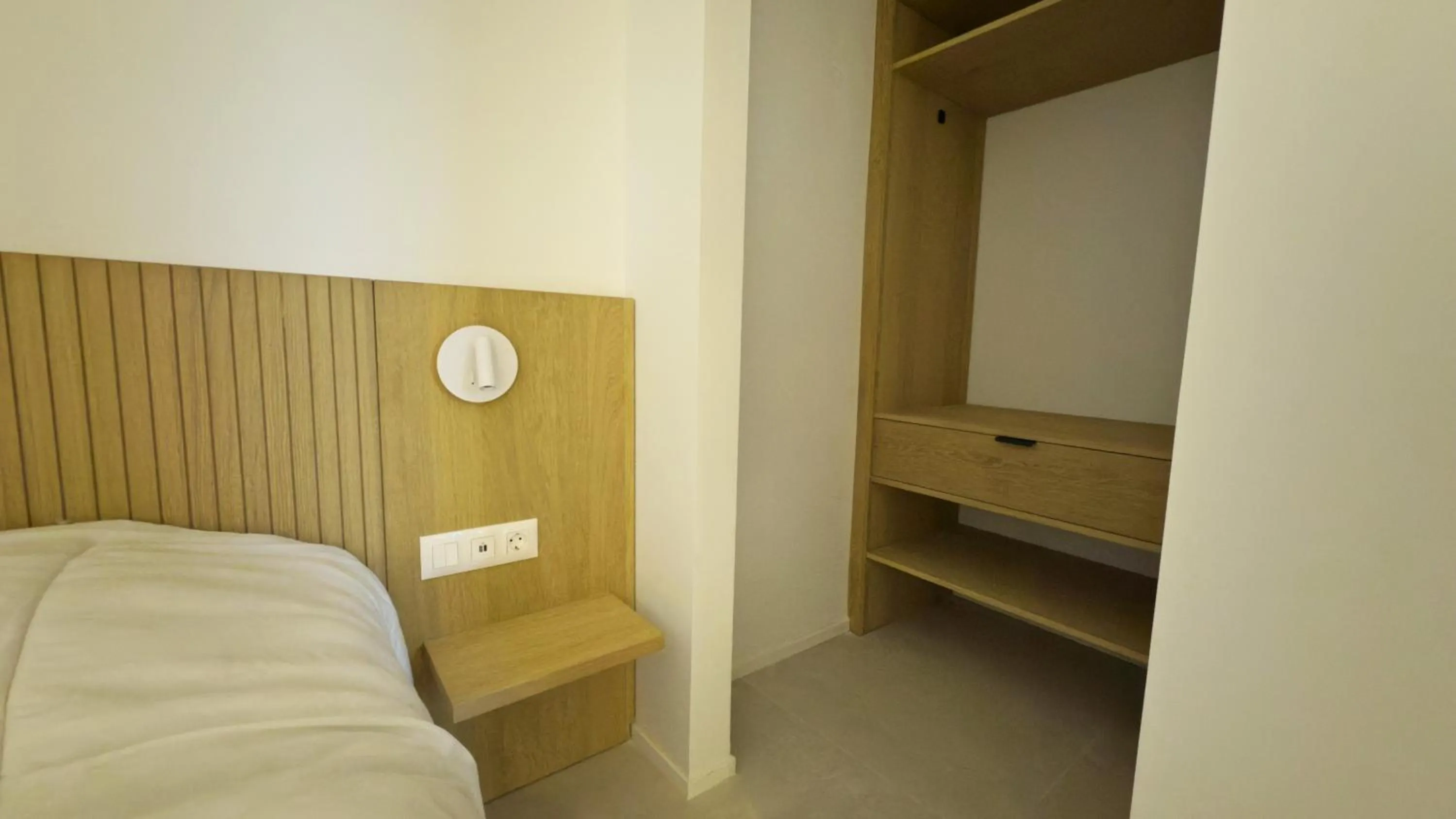 wardrobe, Bed in MYO Barcelona Hotel & Apartments