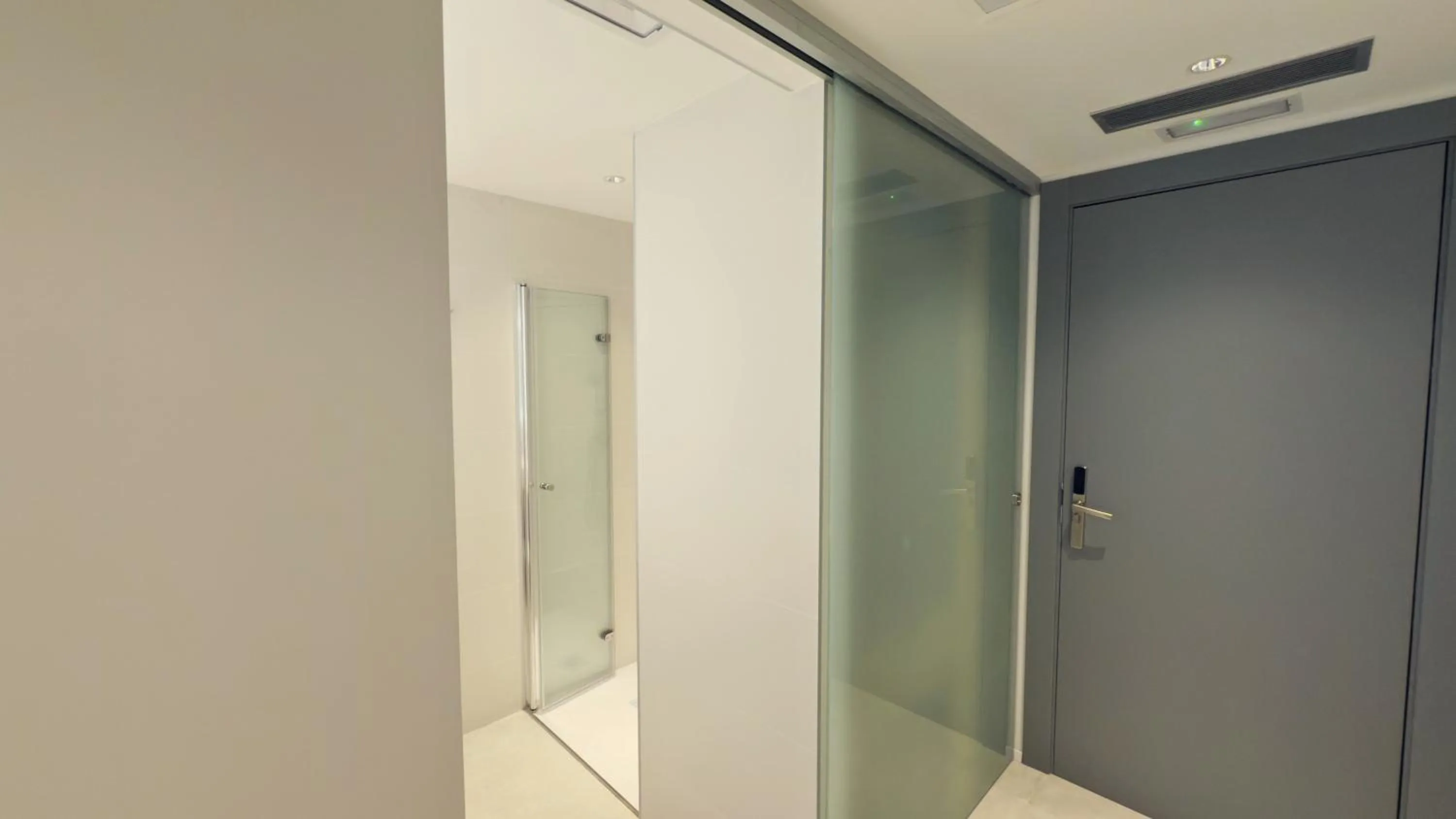 wardrobe in MYO Barcelona Hotel & Apartments