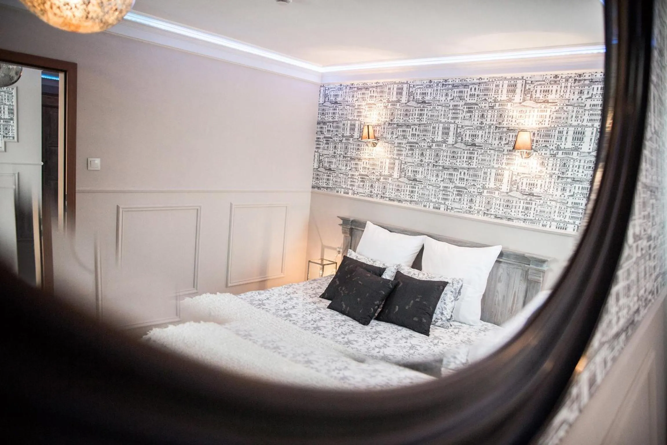 Decorative detail, Bed in Hotel Wodnik