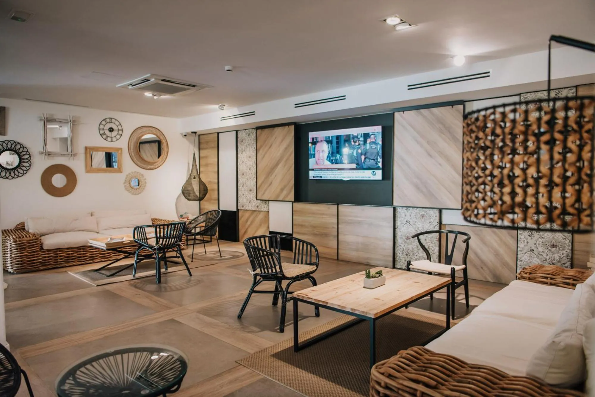 Communal lounge/ TV room in Hotel Windsor Tossa - Adults Only 16