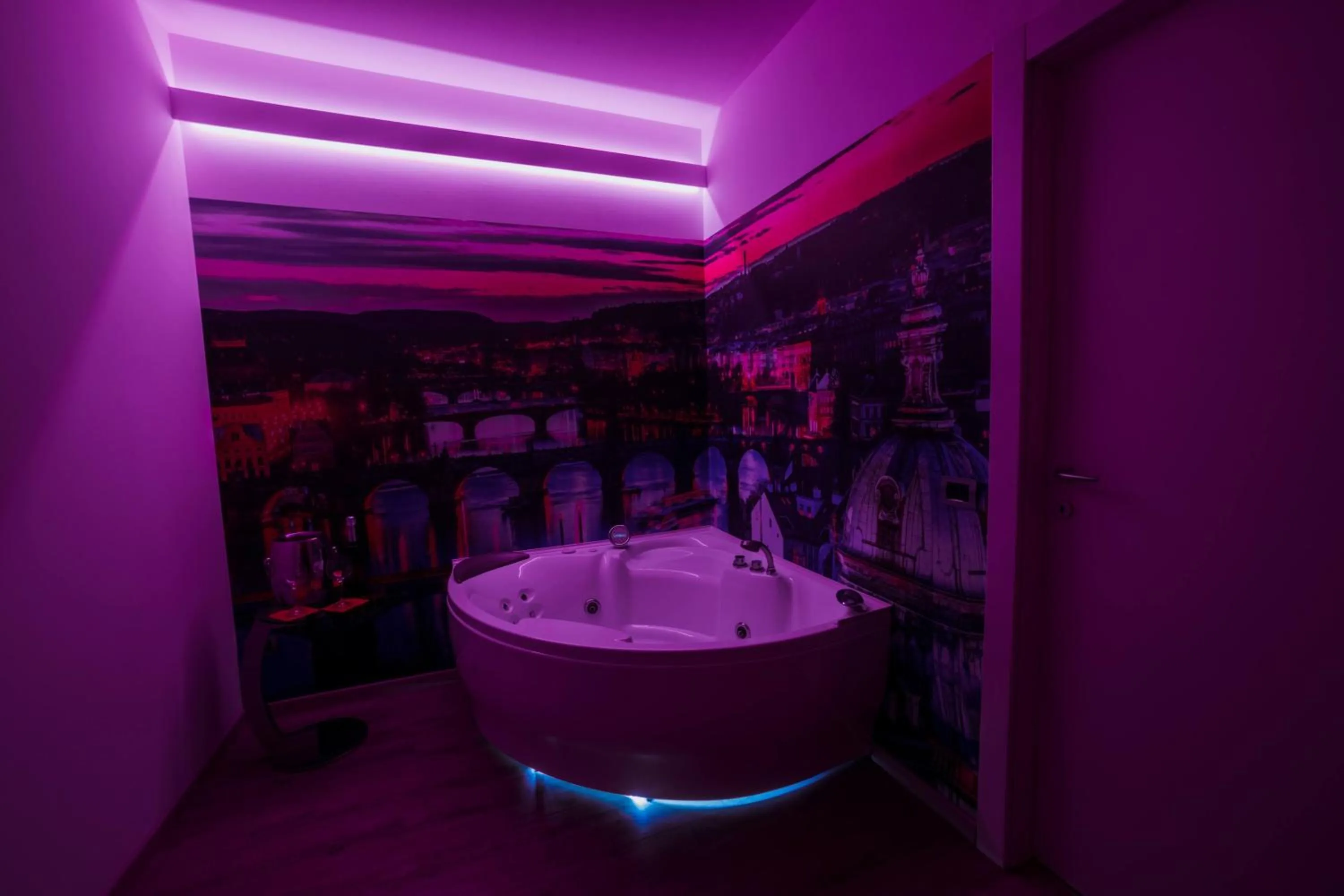 Hot Tub in Hotel Seven Rooms