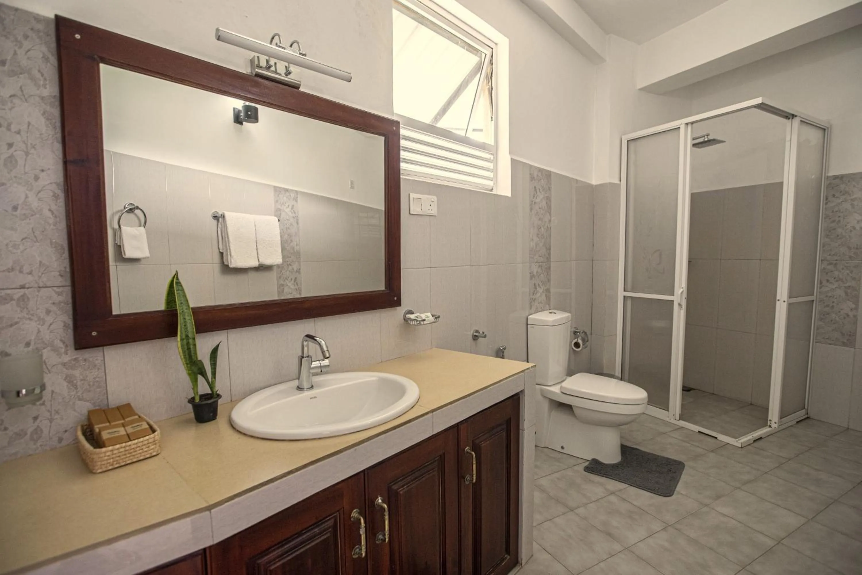 Shower in Hotel Onrock