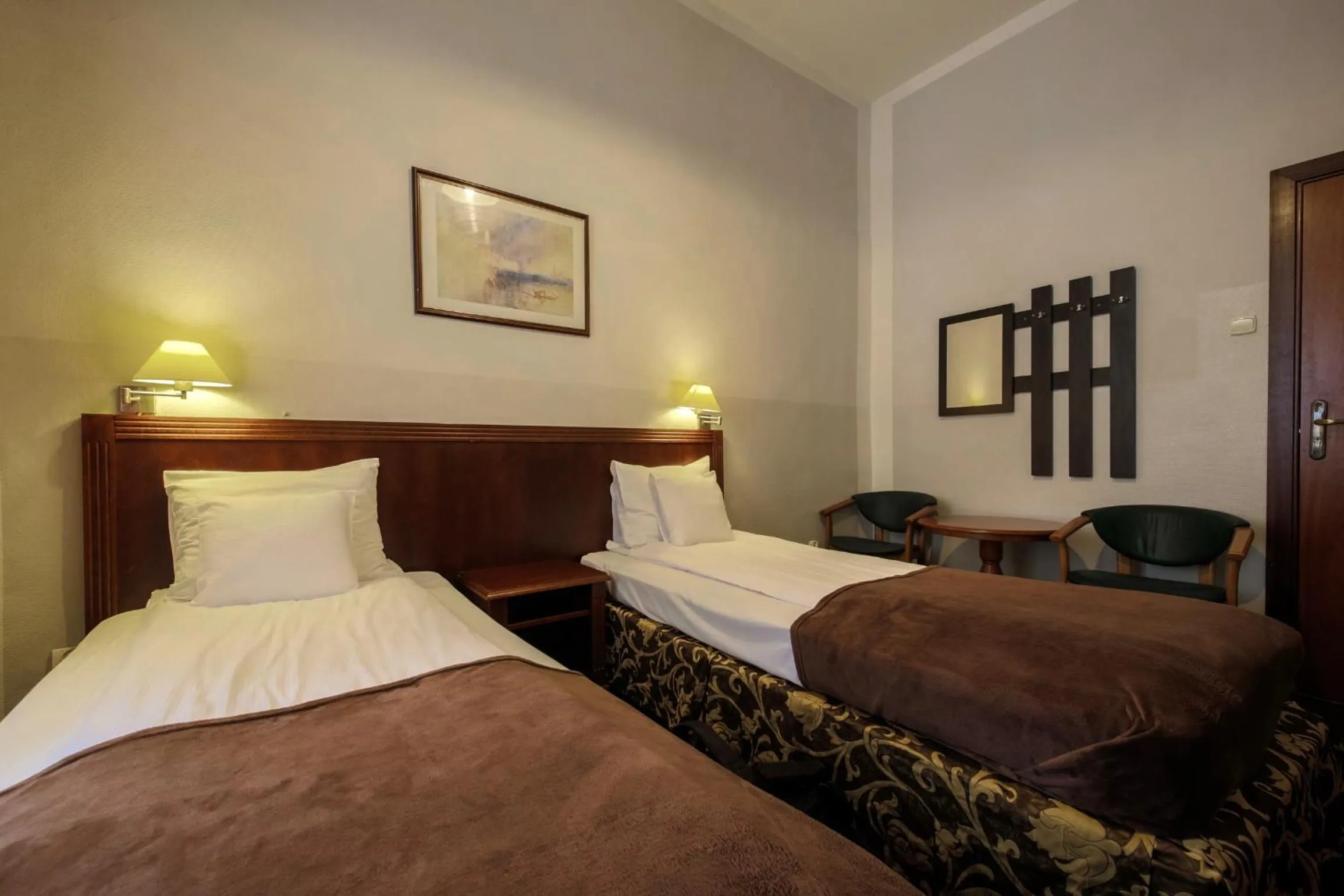 Photo of the whole room, Bed in Red Carpet Hostel