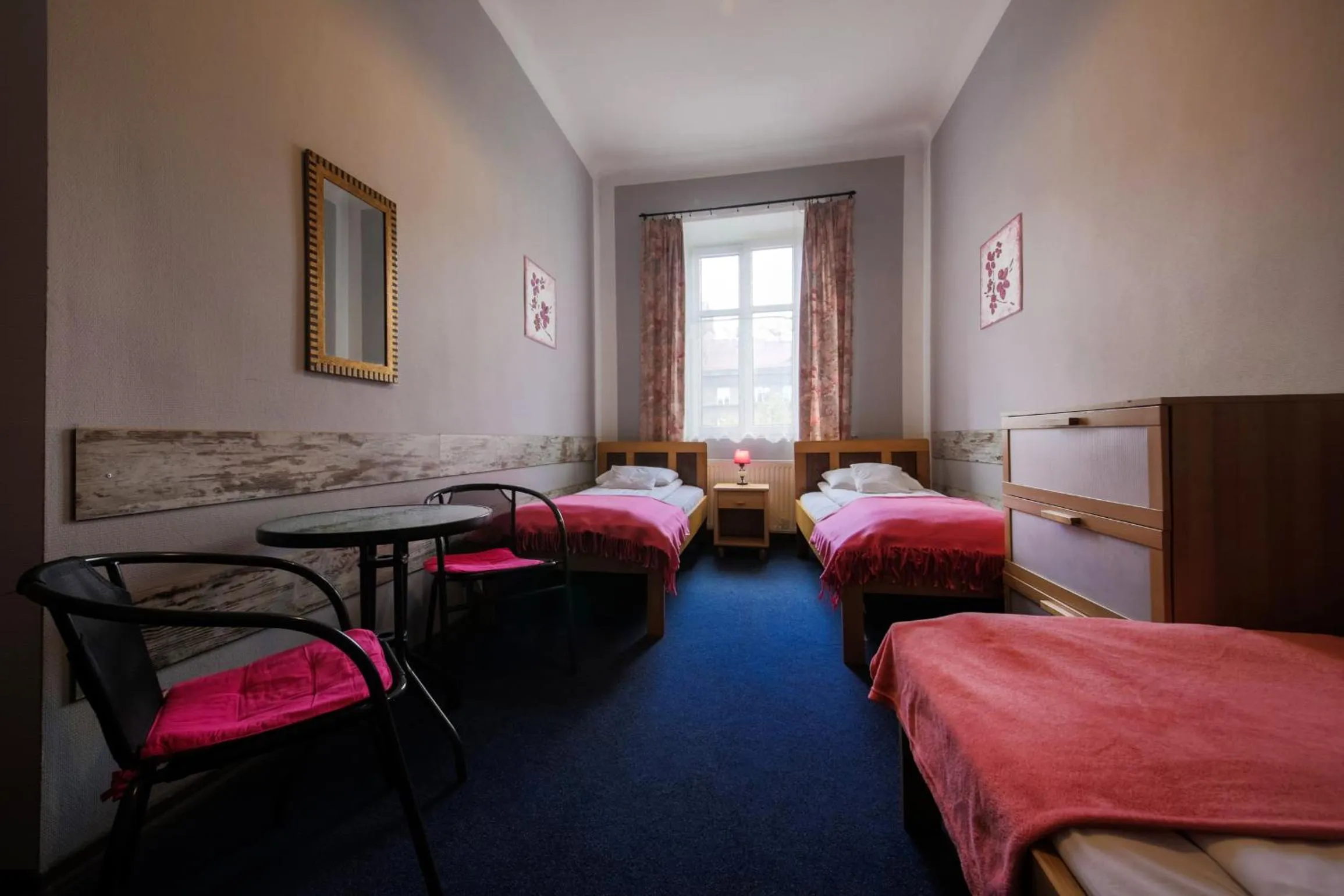 Photo of the whole room, Bed in Red Carpet Hostel