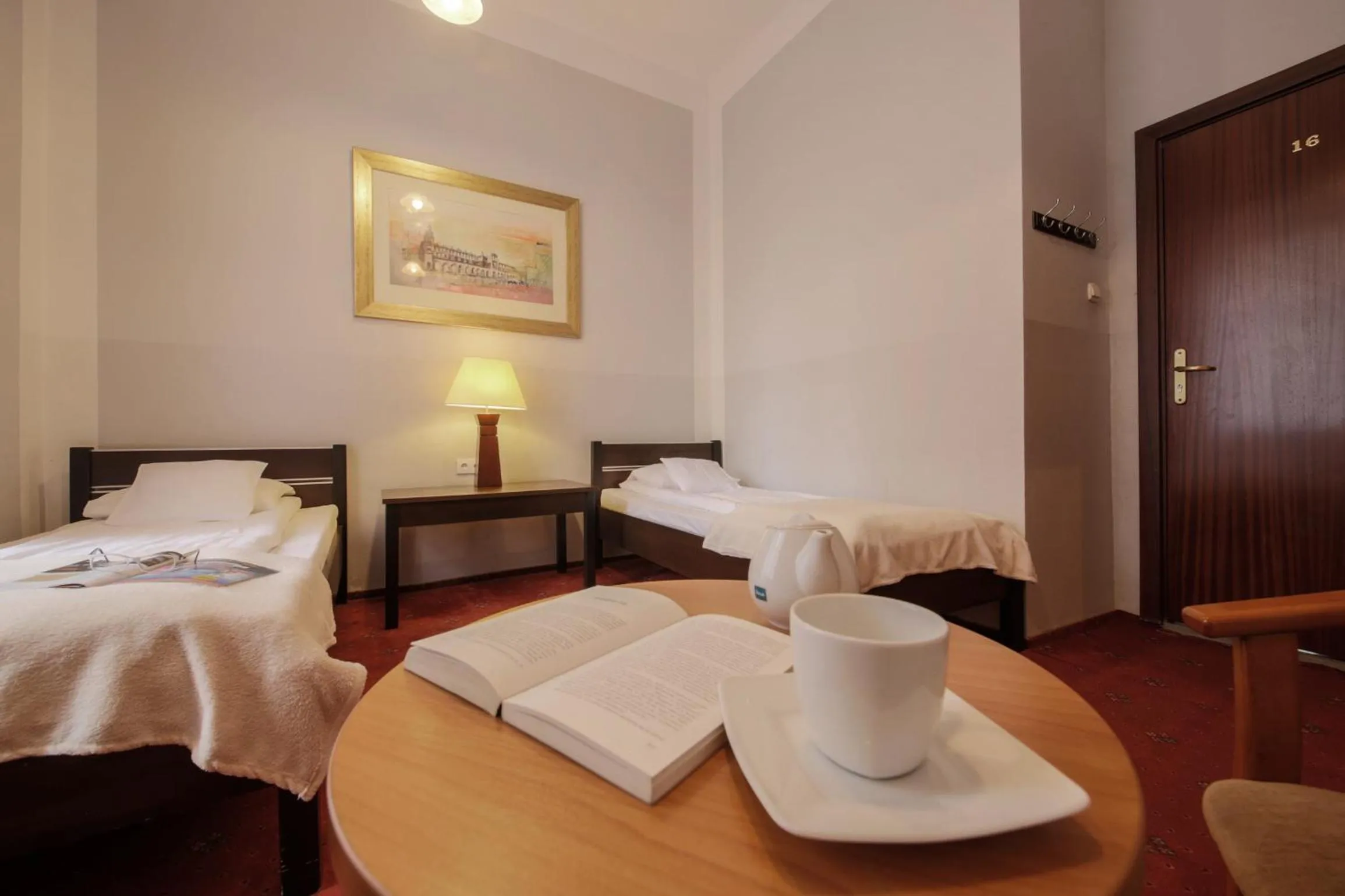 Photo of the whole room, Bed in Red Carpet Hostel