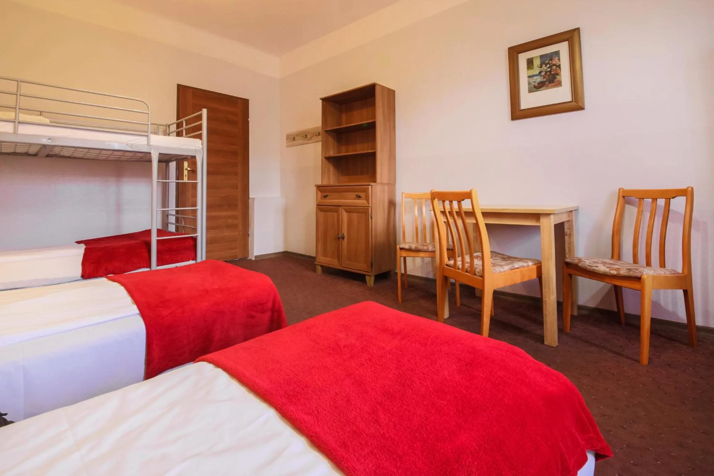 Photo of the whole room, Bed in Red Carpet Hostel