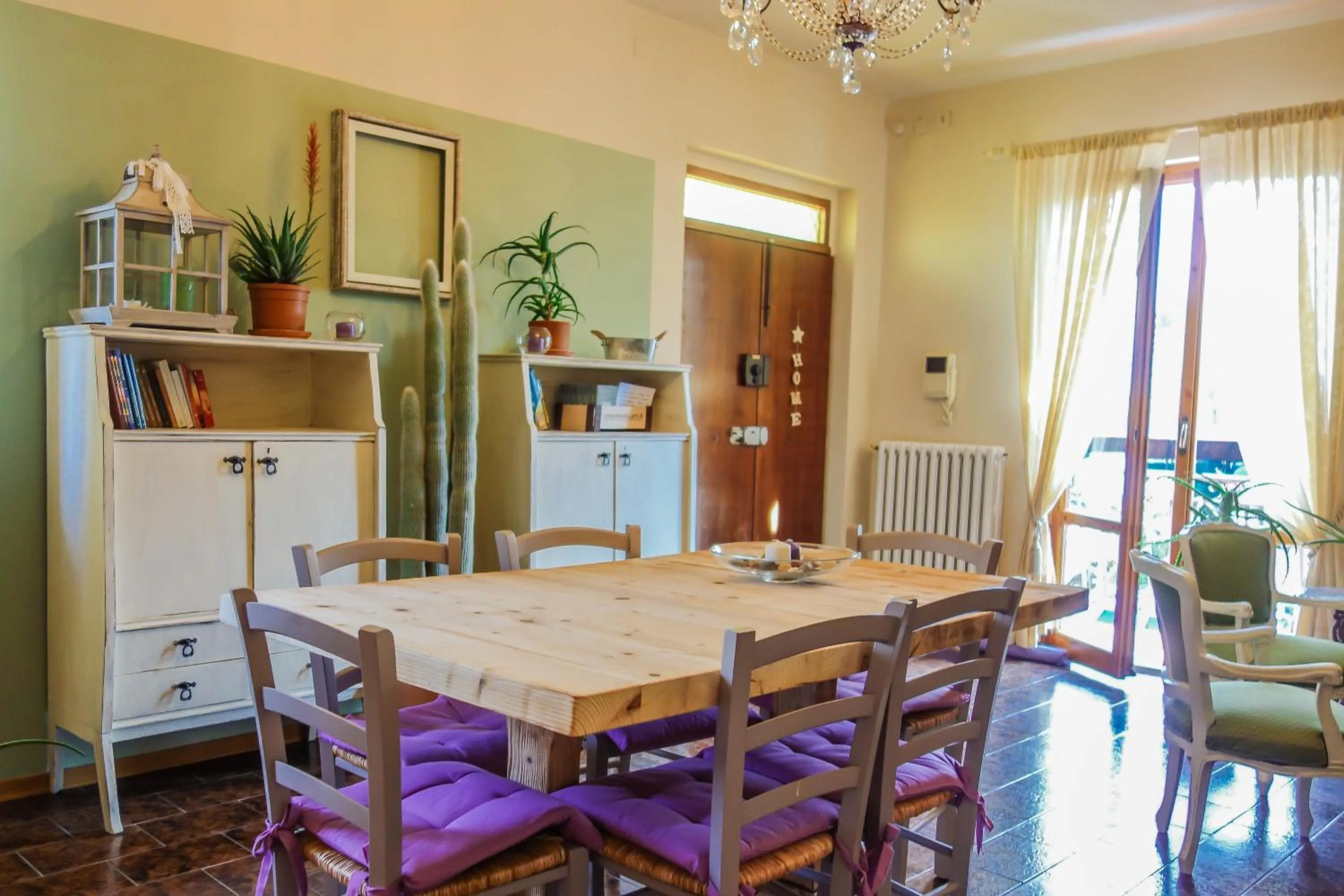 Communal lounge/ TV room in Casa Aloe B&B