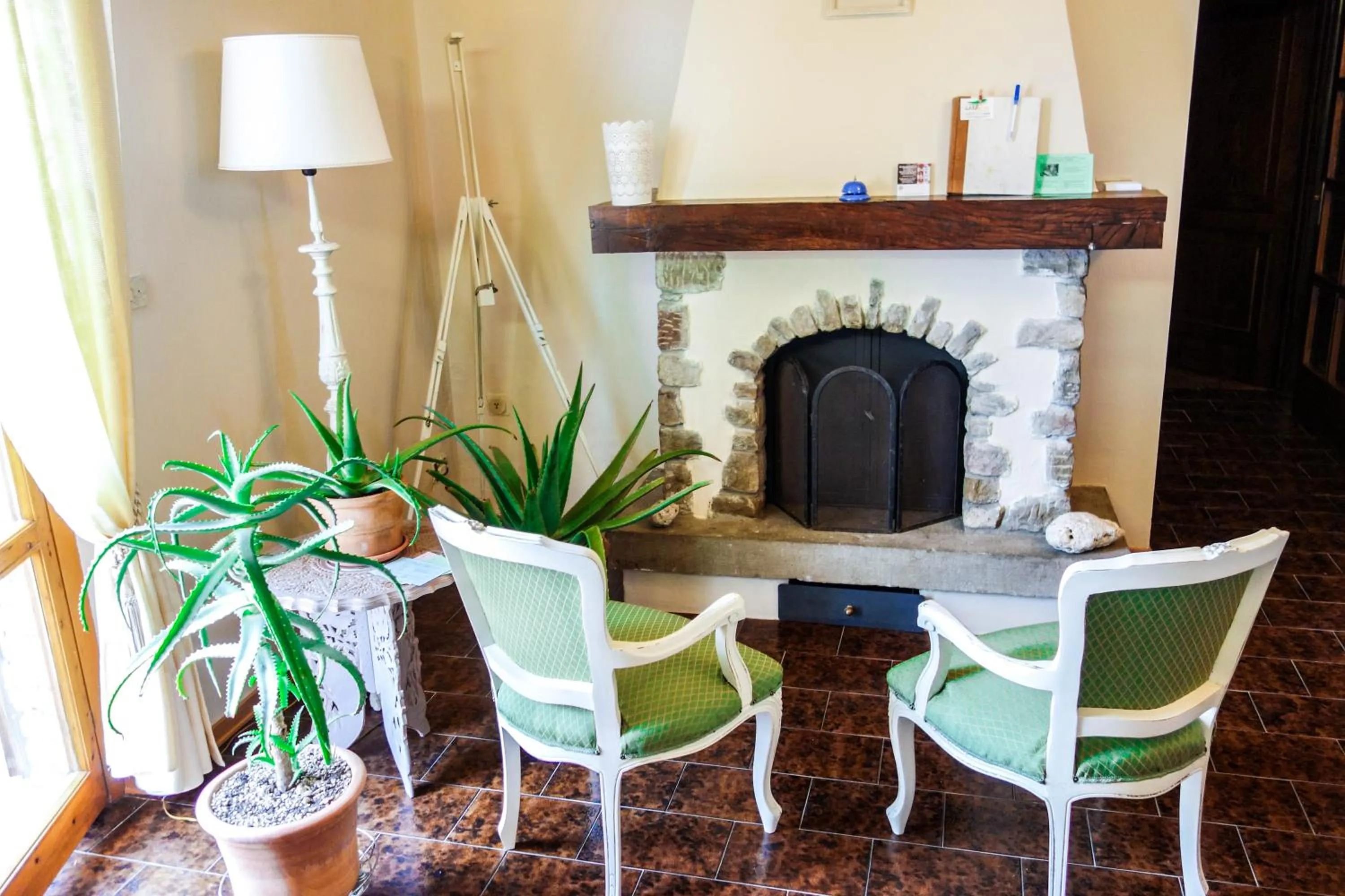 Communal lounge/ TV room in Casa Aloe B&B